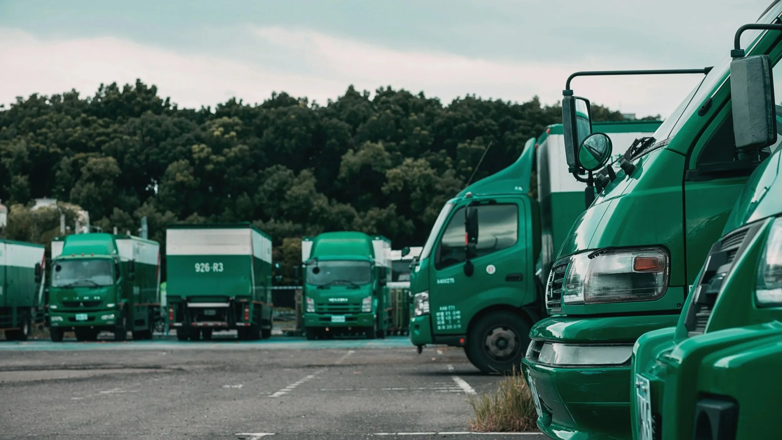 Energie Performance Indicator transport - vrachtwagen op snelweg bij avondlicht