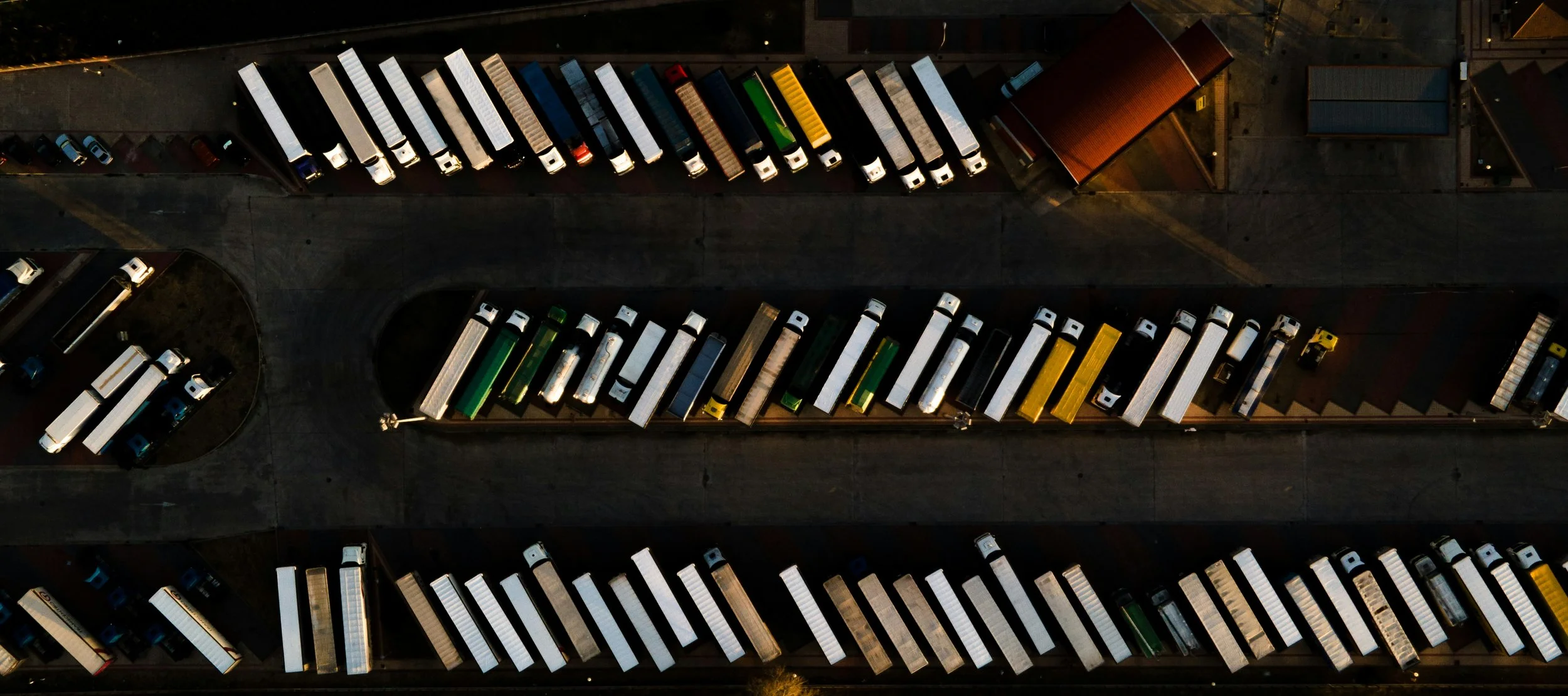 Shipper and carrier discuss CO2 allocation with supply chain partners at a loading dock