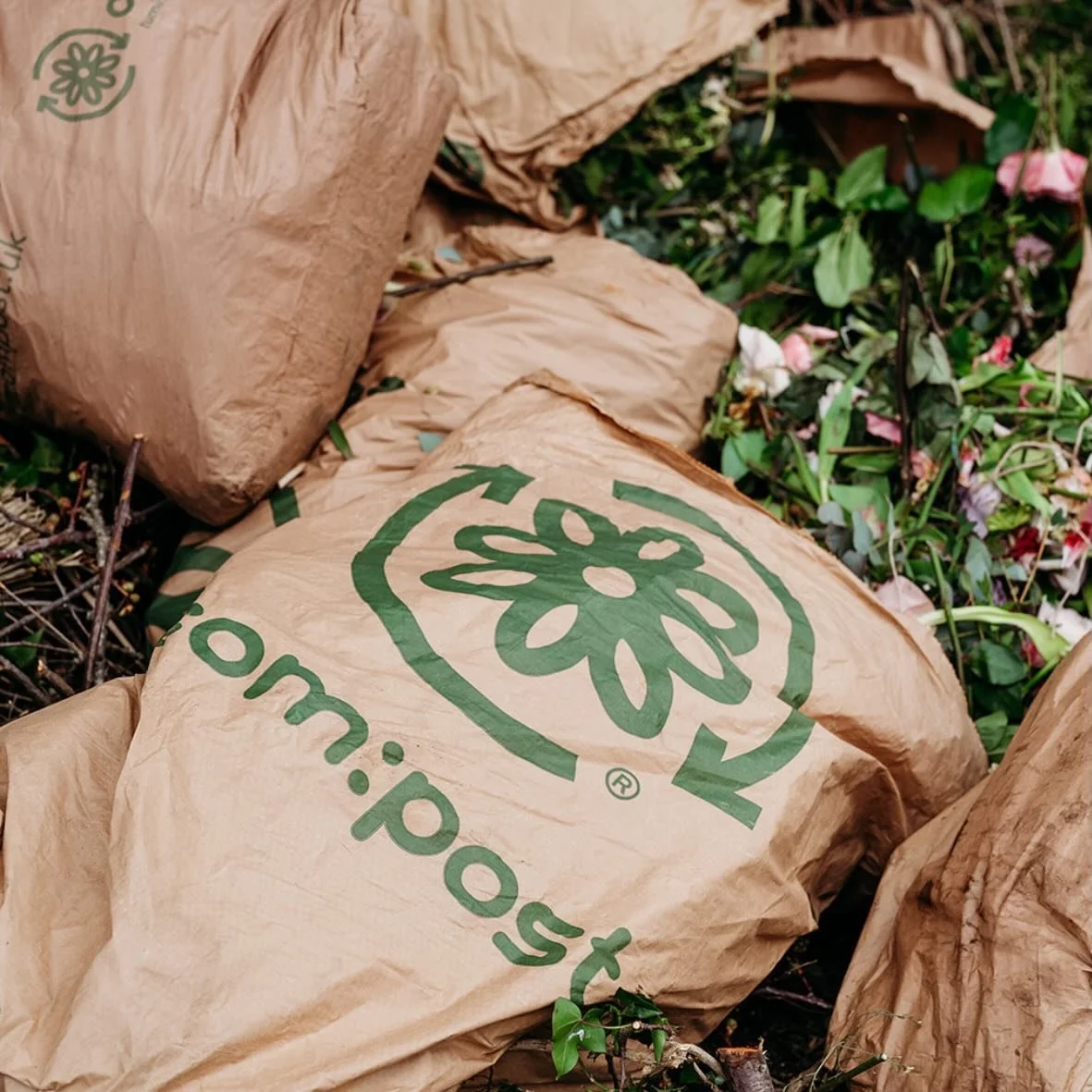 What happens to your bags of floral waste after we collect it? 🌱

In just 16&ndash;20 weeks, your COM:POST bags and their contents are transformed into high-quality compost.

Collected from florists &rarr; taken to our composting partners &rarr; car