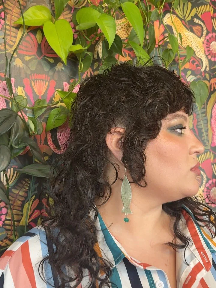 This curly mullet getting a refresh 💕 Our lovely @raegandoeshair trimmed up their bangs and shaved up the sides 🔥 #haircut #mullet #hairatl #salonatlanta #kirkwood #salonatl #hairstylist