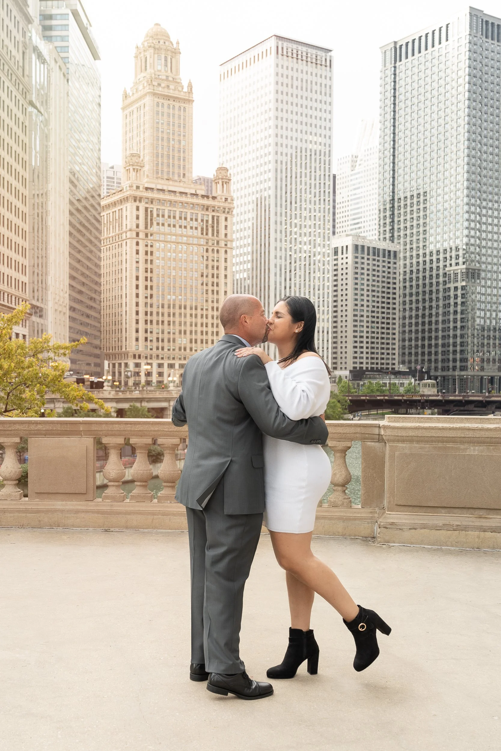 chicagi-river-wrigley-engagement-session.jpg