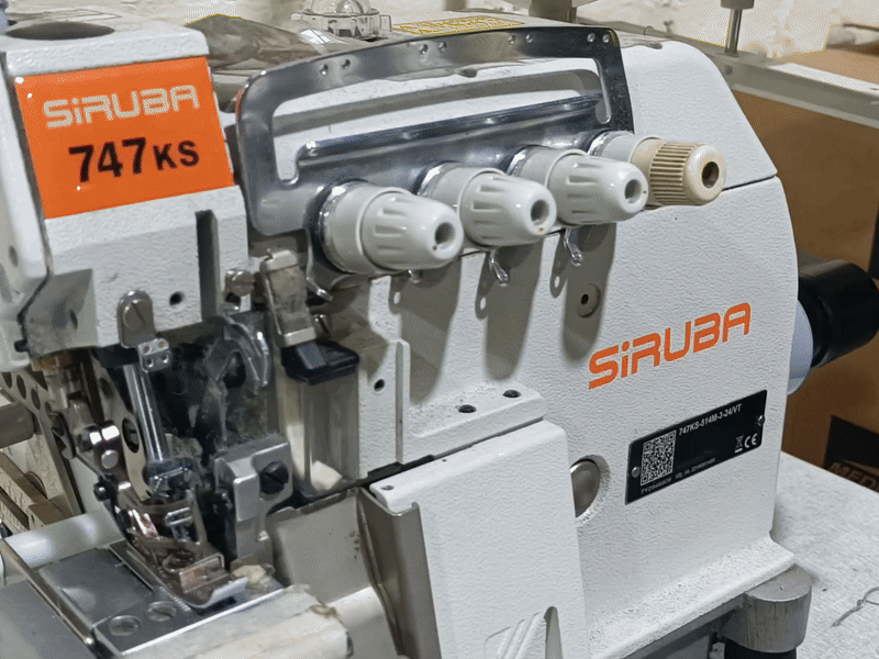 Maquina de coser industrial marca Siruba, modelo 747KS, en color gris con letras naranja.