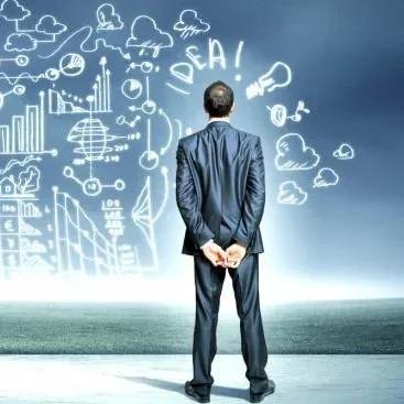 Hombre de espaldas en un fondo de pizarra con dibujos y gráficas científicas y científicas, ideas y símbolos relacionados con innovación y pensamiento creativo.