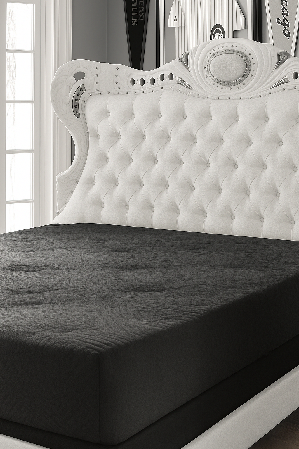 Cama con cabecera blanca y cabecera decorativa con diseño ornamentado y botones, en una habitación con paredes grises y ventanas con marcos blancos.