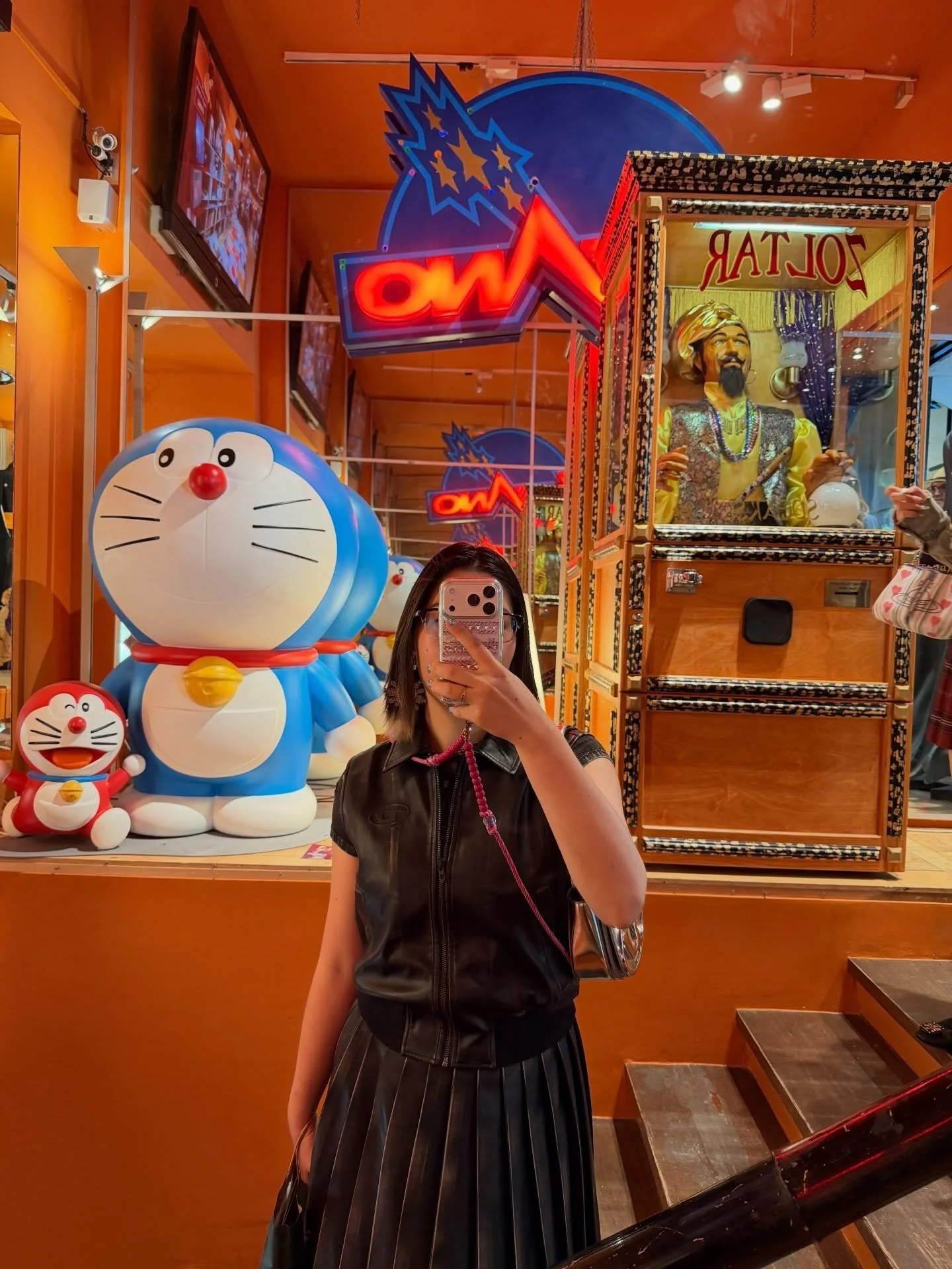 ミラノのデザインウィークに行ってきました🇮🇹✨

正直、完全に一本取られた&hellip;という感覚🤯

言葉で表すのは難しいほど、
感覚・感性のレベルの話になってしまうんだけど、
一言で言うと、自分の中の基準が一瞬で壊れました⚡️

空間も、服も、色も、全部。

「この色の組み合わせってありなんだ&hellip;」
「ネクタイってこんな魅せ方があるんだ&hellip;」
「犬の散歩でこんなにおしゃれしていいんだ&hellip;」
「こんな使い勝手が悪くて、美しい服ってあっていいんだ」
「