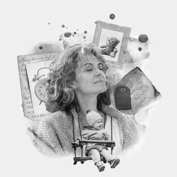 Mulher idosa com expressão serena, com fotos, brinquedos e objetos ao redor, incluindo uma boneca de pano, um quadro com desenho de relógio e uma foto na parede, criando uma composição nostálgica.
