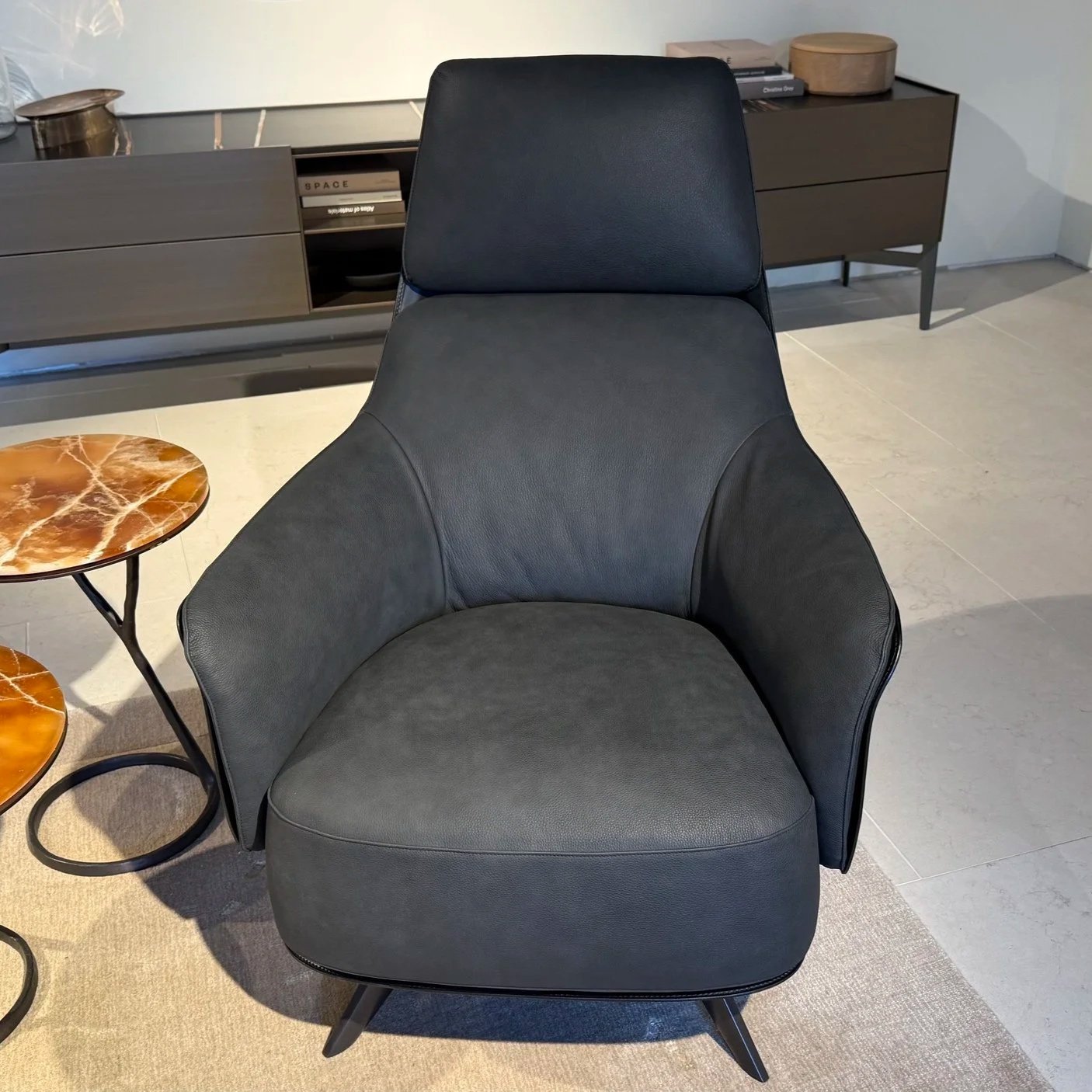 KAORI LOUNGE WITH SWIVEL BASE