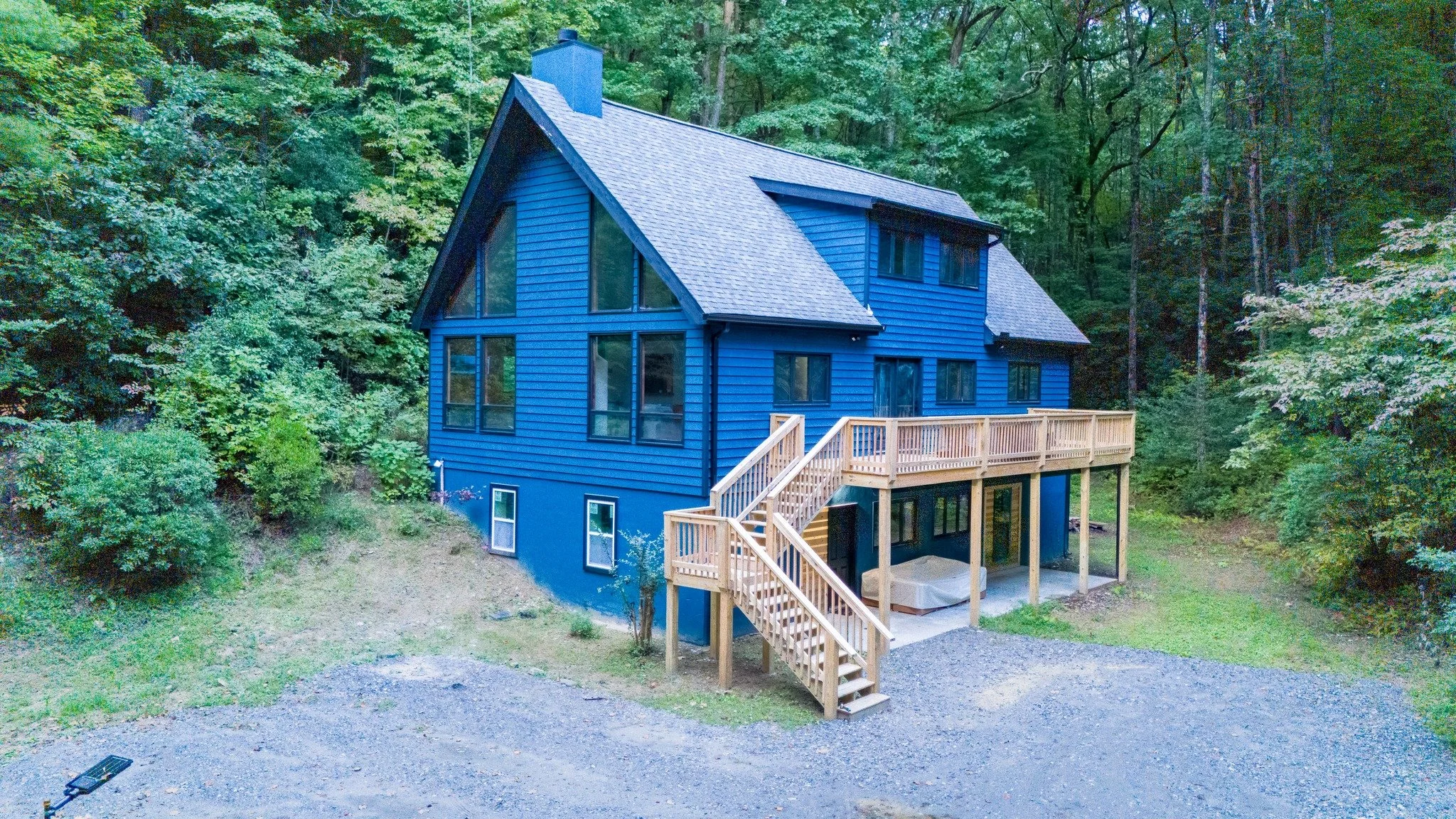 Forget the parking stress&mdash;Summit Ber Weg has room for your entire group&rsquo;s vehicles. 🚗 Just a short walk to downtown, our cabins give you the freedom to explore on foot while enjoying a peaceful retreat up the hill.

Book your stay now at