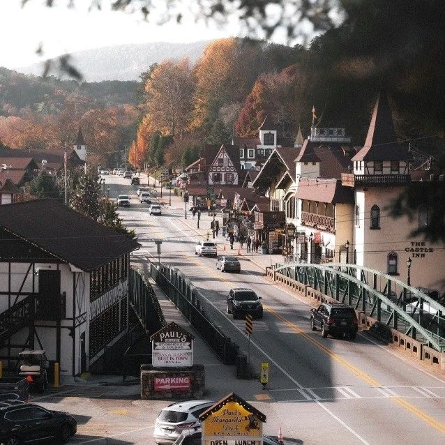 Downtown Helen is bursting with charm&mdash;from colorful shops to riverside caf&eacute;s. 📸 Photo by @barryedleman captures it perfectly. Walk from your cabin, grab a stein from Lindenhaus Imports, and enjoy the vibrant energy of this alpine town.
