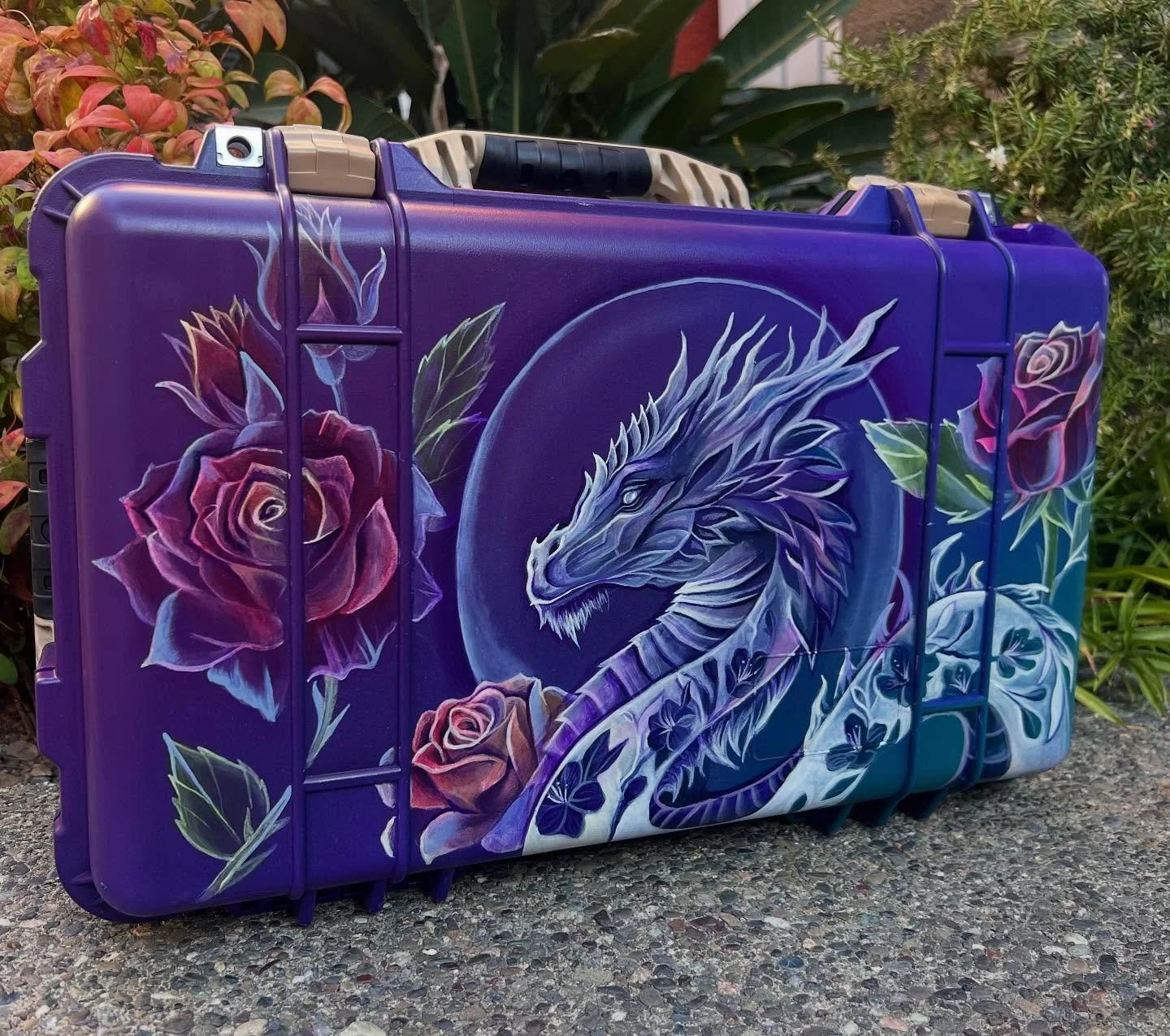 Custom treasure chest 🐉🤍 Such a delightful commission from a while back. Painted this dragon case to be used for a travelling tea set! Would love to do more fun and unique commissions like this ☺️