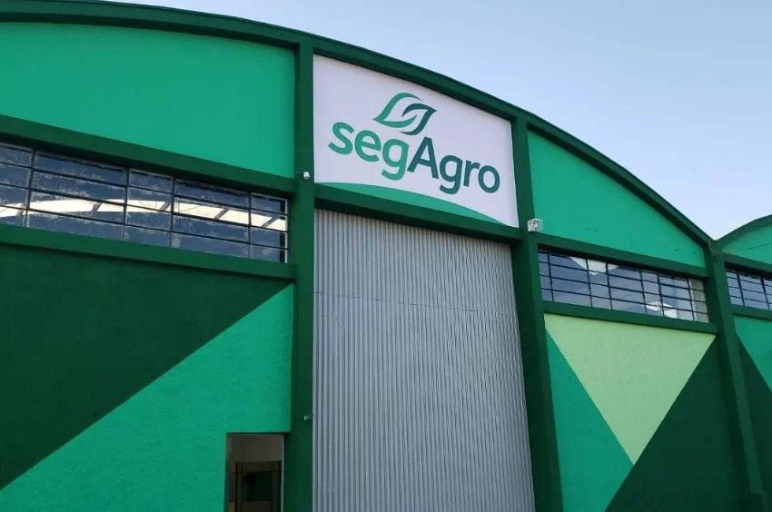 Fachada de uma loja da SegAgro, com estrutura verde e logo da empresa na parte superior.