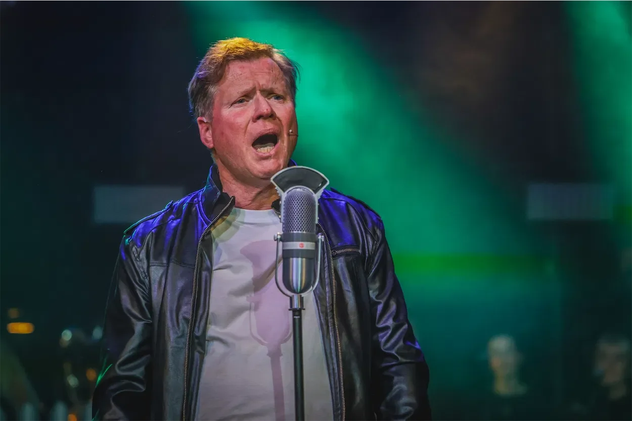 ian-prosser-actor-on-stage-in-all-shook-up-2