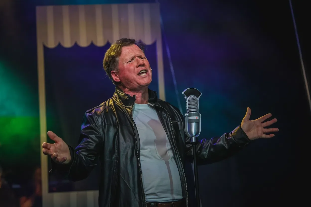 ian-prosser-actor-on-stage-in-all-shook-up-5