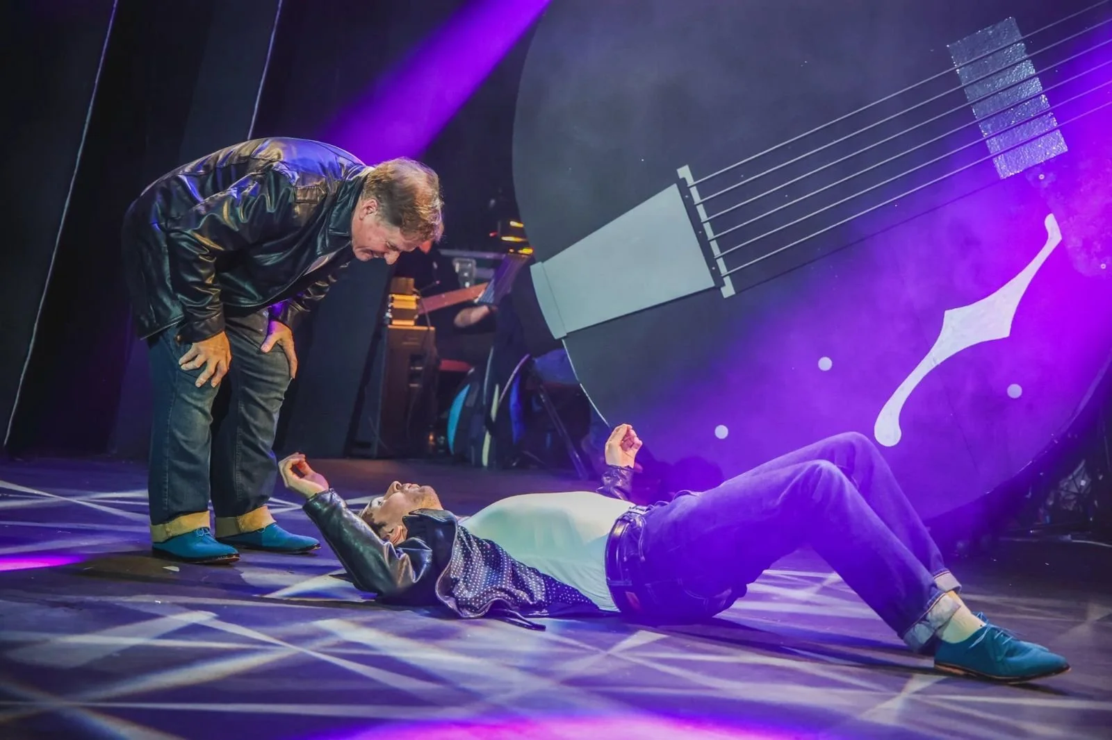 ian-prosser-actor-on-stage-in-all-shook-up-11