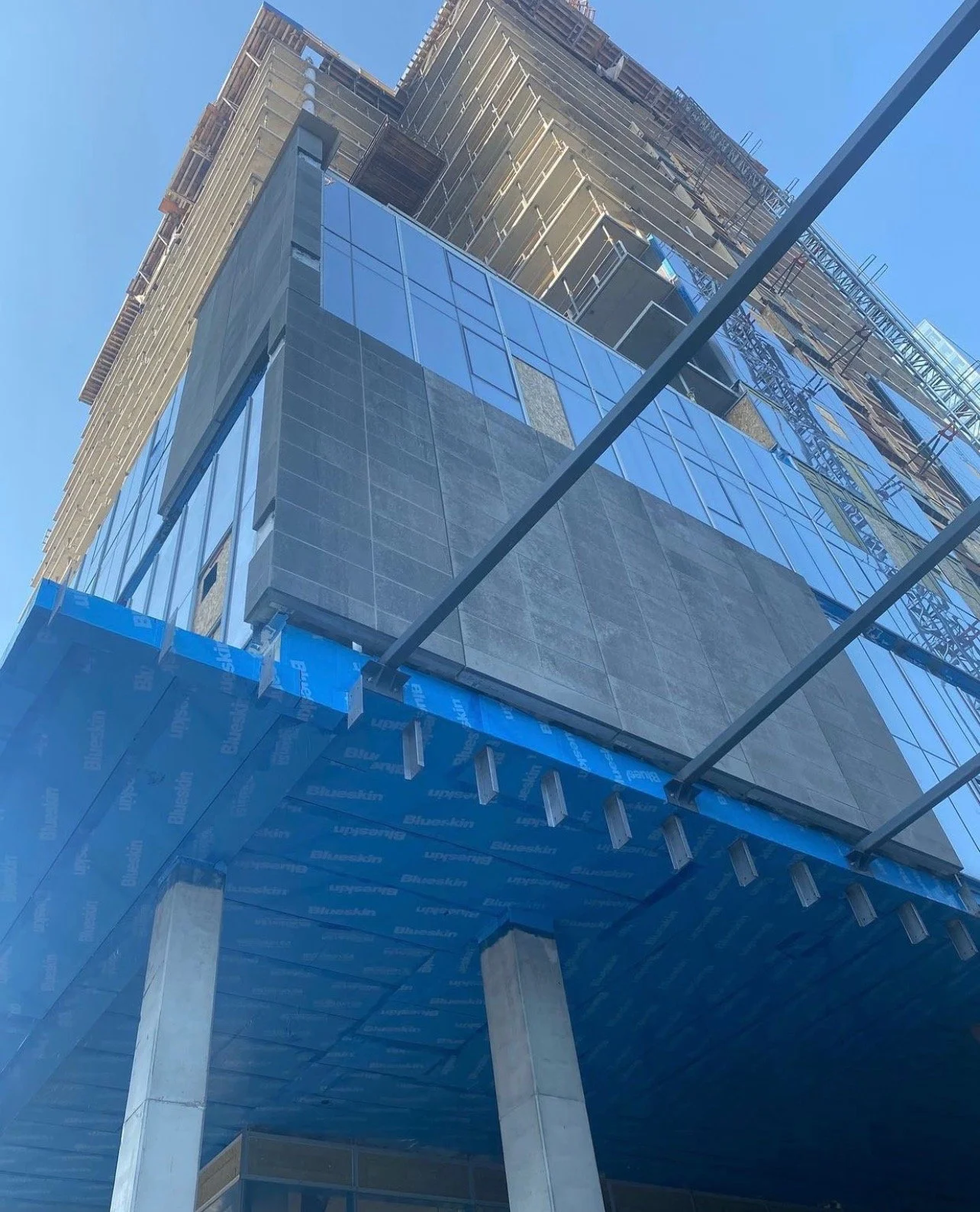 Ottawa Platinum limestone cladding installed on the facade of 1500 René-Lévesque high-rise by Magil Construction in Montreal