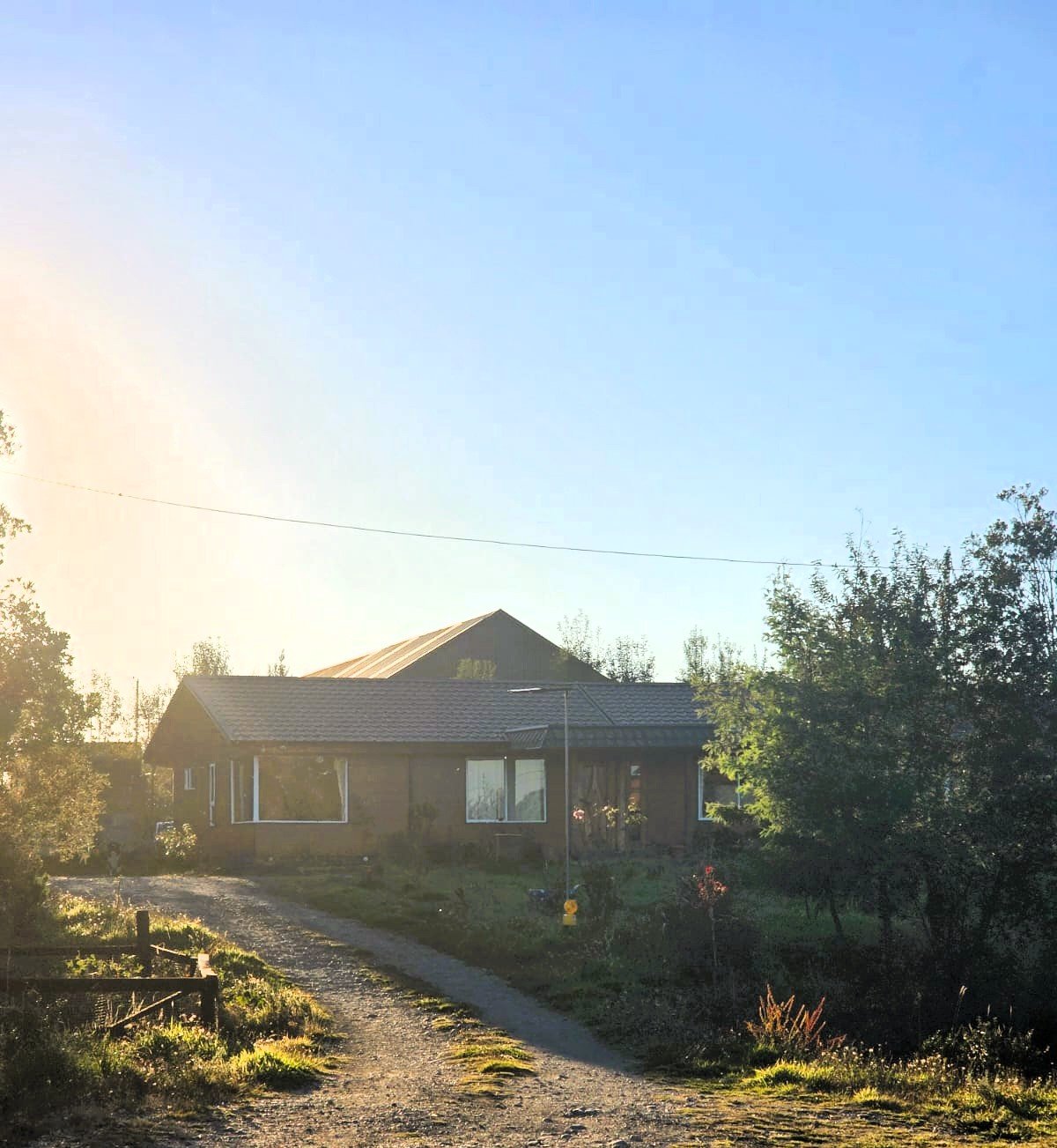 Versatilidad Habitacional e Industrial: Combina una casa de 160 m² con un
galpón de 70 m², ideal para quienes buscan vivir y operar su negocio en un mismo
lugar.
Recurso natural exclusivo: La presencia de un estero propio dentro de los 5.000
m² de te