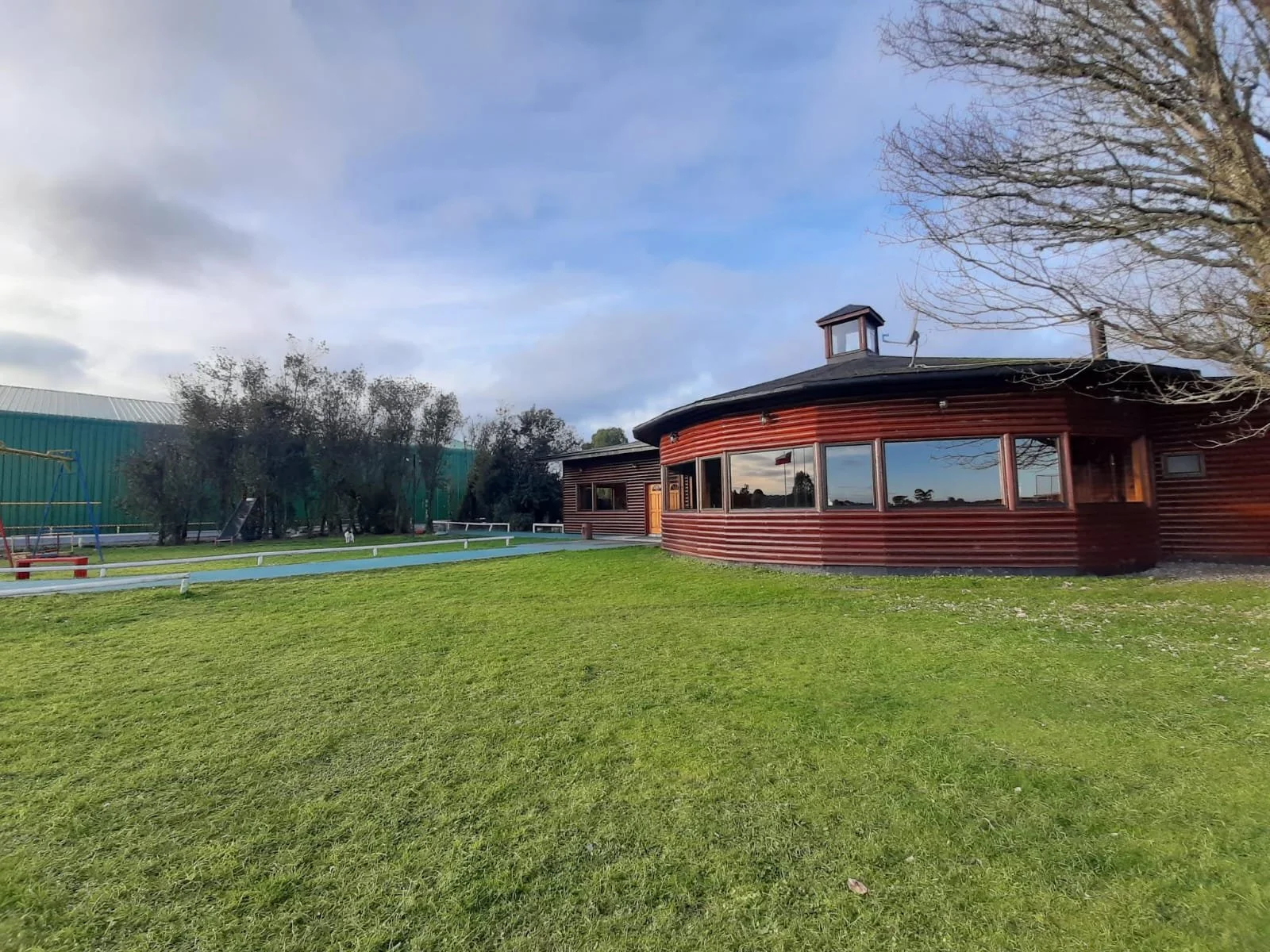 Se vende exclusiva propiedad comercial de 7.600 m² de terreno, ubicada en sector Chamiza, a escasos 3,6 km de Puerto Montt. El inmueble se emplaza en una parcelación consolidada de alta plusvalía y cuenta con operaciones comerciales activas en los ru