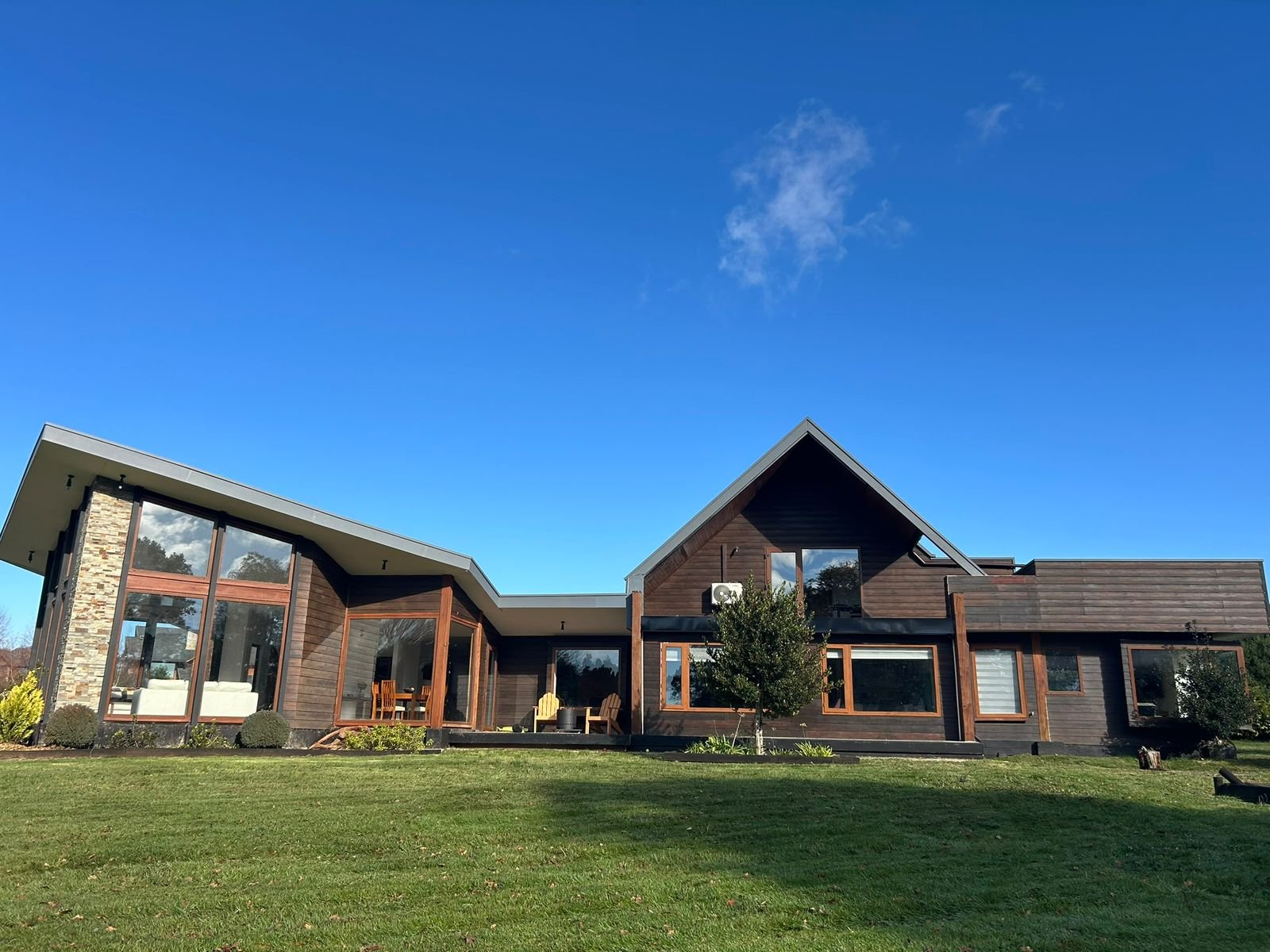 Casa de 380 m² en parcela de 5.000 m² con vista a los volcanes, dentro de condominio consolidado cercano al Colegio Alemán.