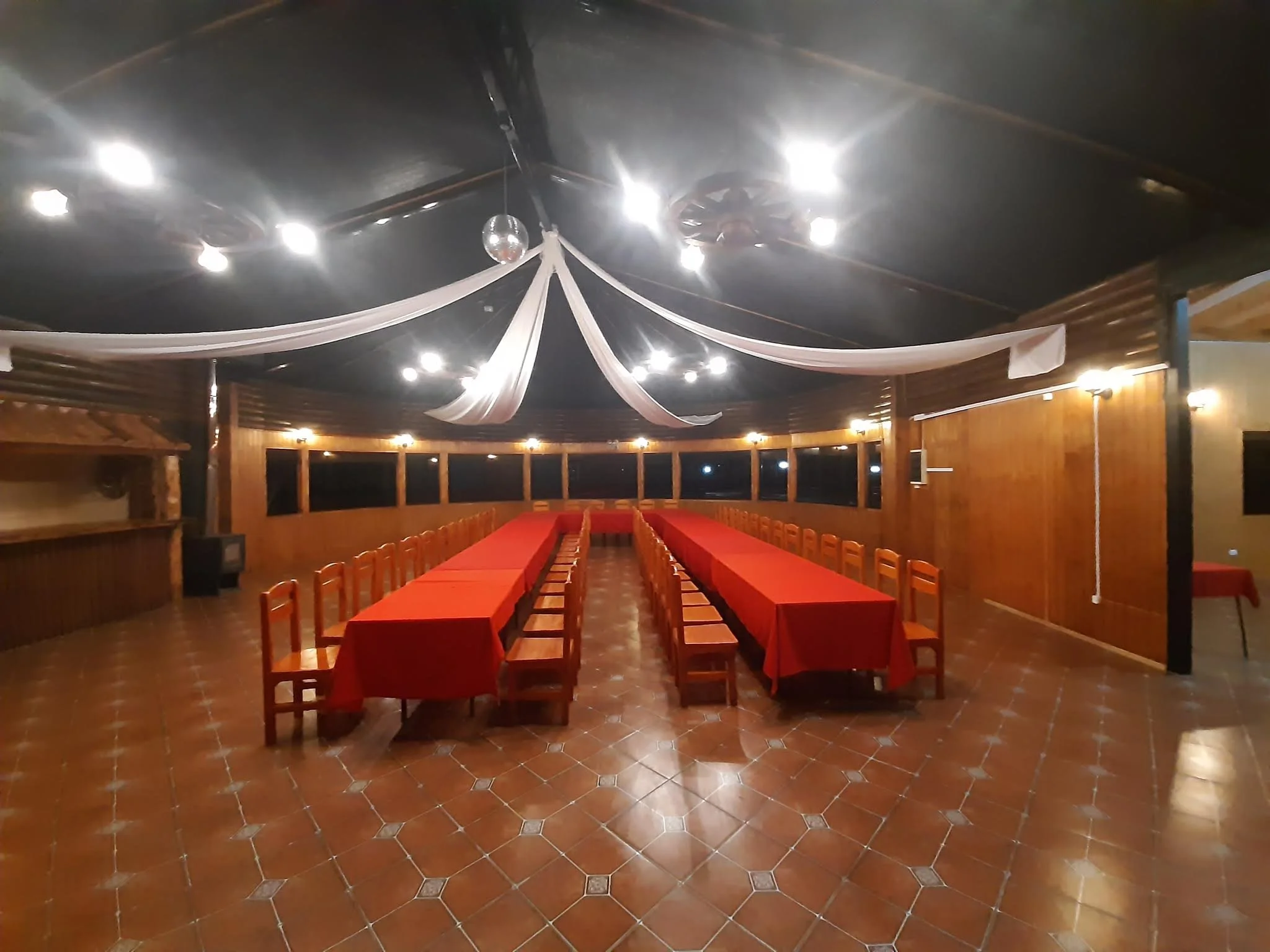 Se vende exclusiva propiedad comercial de 7.600 m² de terreno, ubicada en sector Chamiza, a escasos 3,6 km de Puerto Montt. El inmueble se emplaza en una parcelación consolidada de alta plusvalía y cuenta con operaciones comerciales activas en los ru