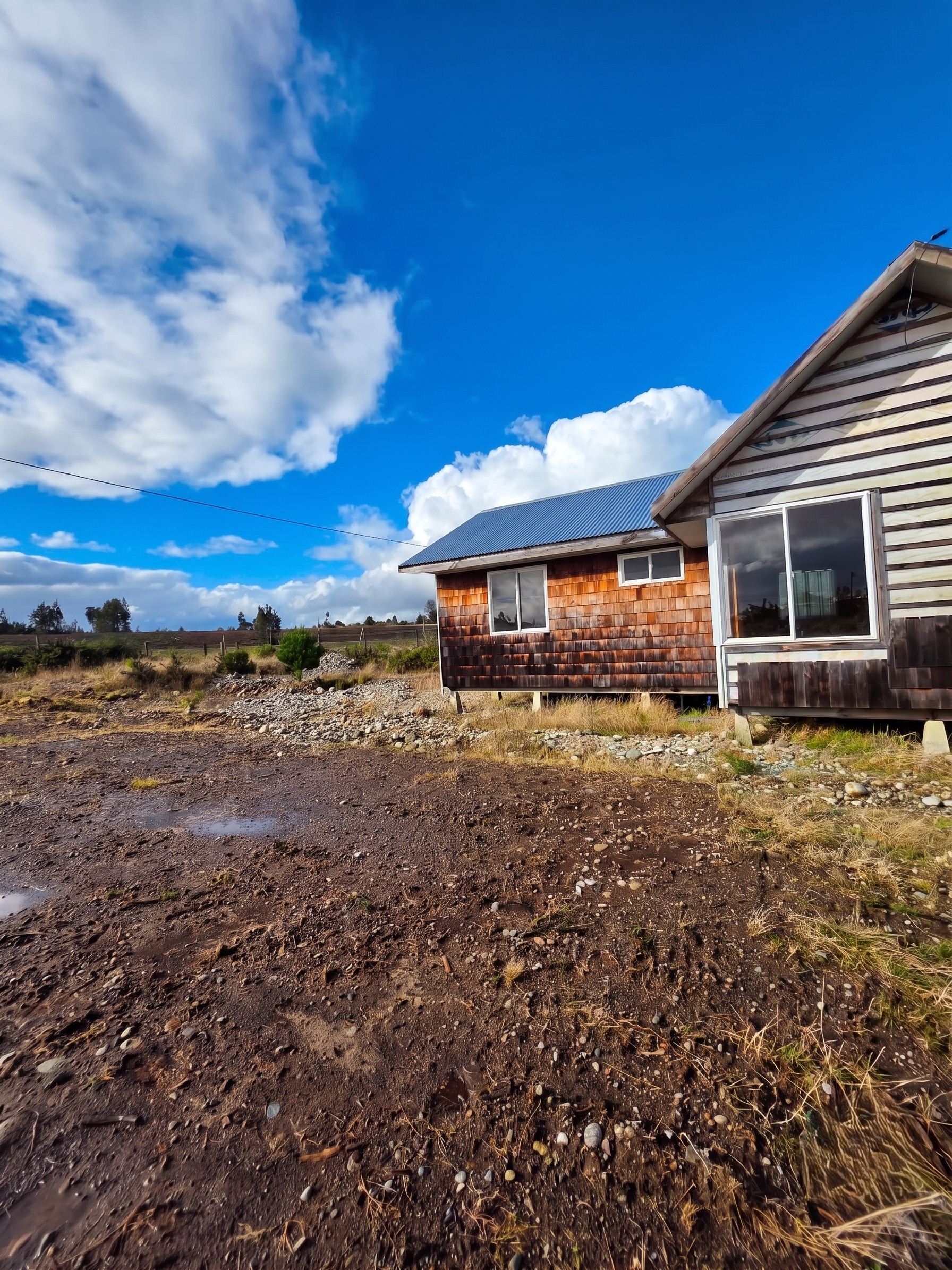 Descubre esta amplia propiedad con 1.050 m² de terreno y excelente conectividad en el sector de Senda Sur. Una alternativa versátil, habitable desde el primer día y con un tremendo potencial de plusvalía para remodelar a tu gusto o desarrollar el pro