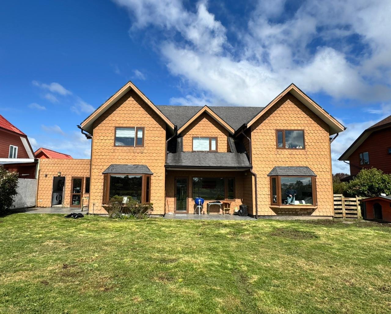 Destacada casa de excelente distribución e iluminación natural en uno de los sectores más residenciales y estratégicos de Puerto Varas. Cuenta con 4 dormitorios (2 en suite), calefacción por losa radiante, jardín consolidado y estacionamiento techado
