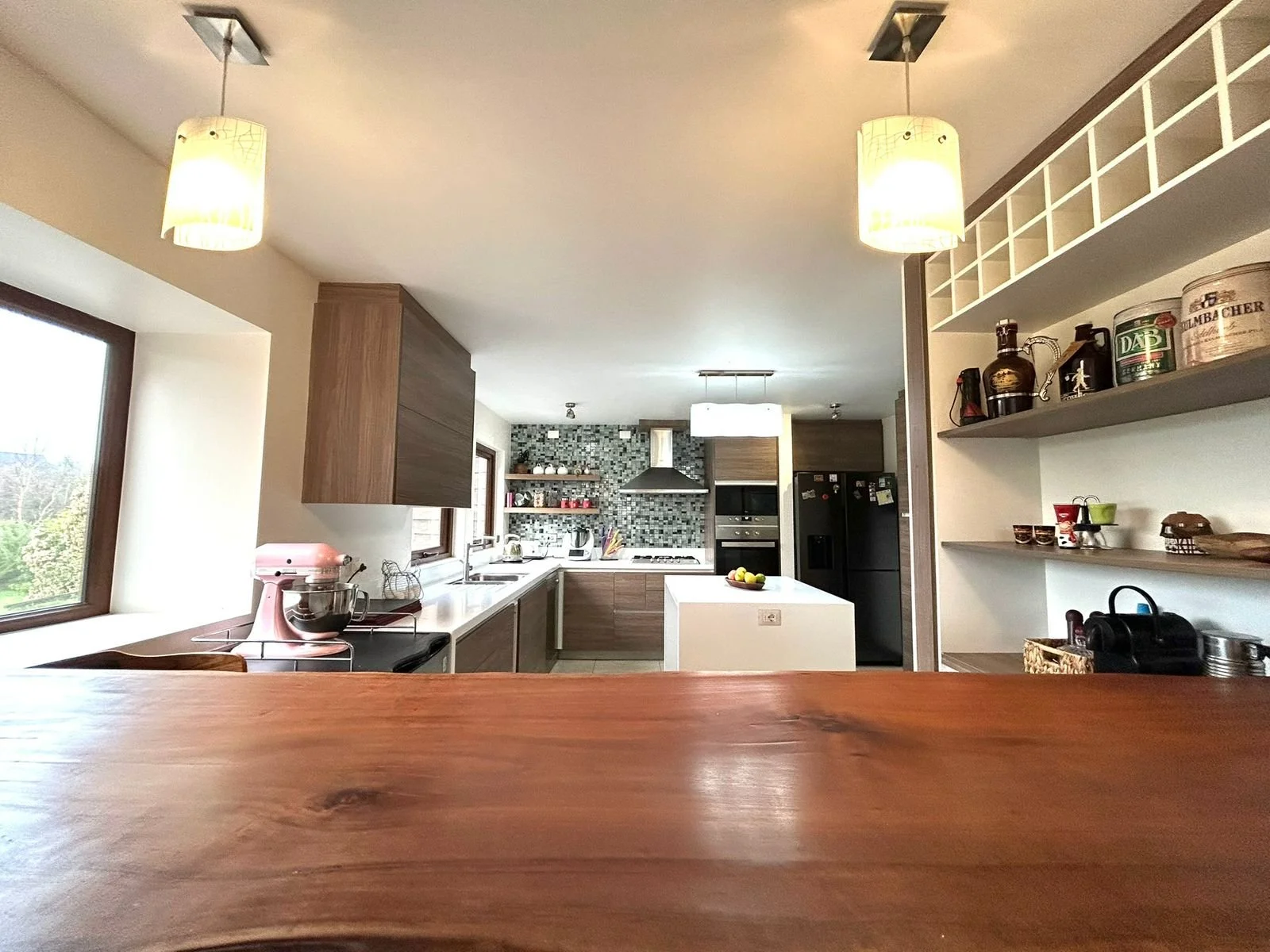 Casa de 380 m² en parcela de 5.000 m² con vista a los volcanes, dentro de condominio consolidado cercano al Colegio Alemán.