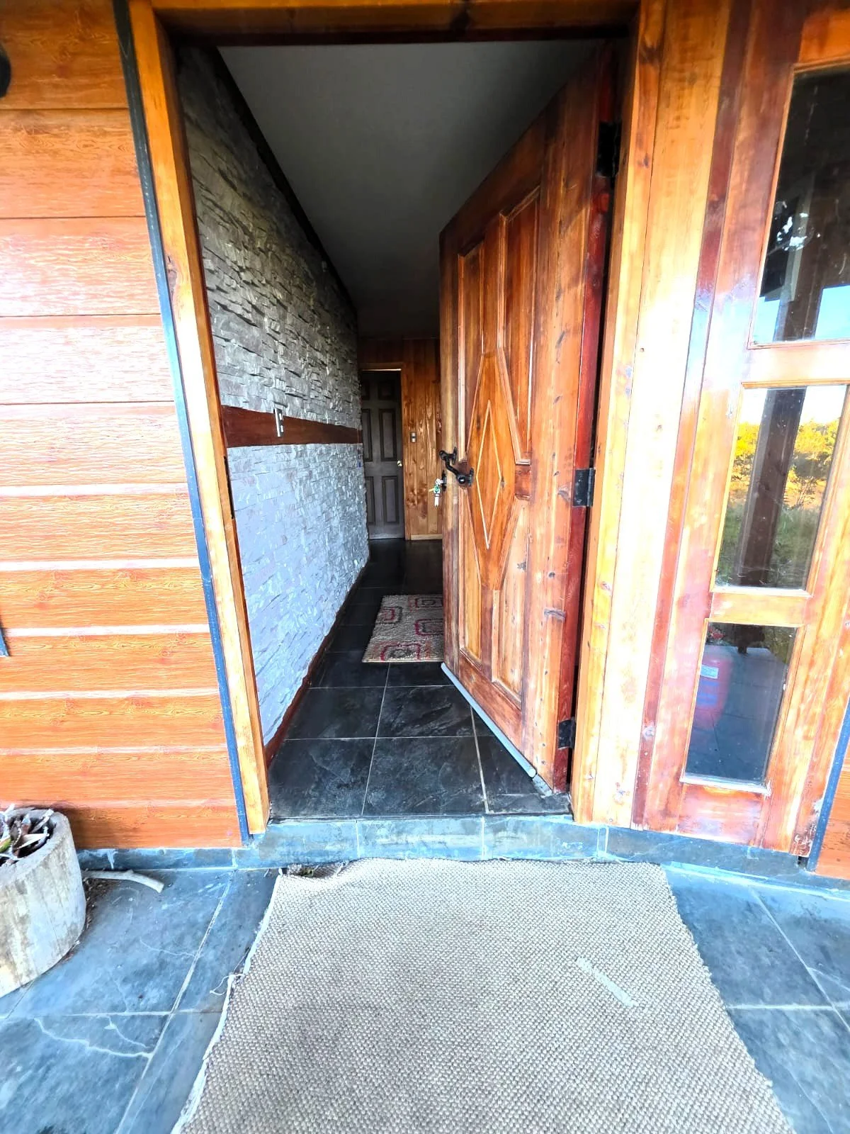 Casa Habitación: 160 m² (1 piso) con
terminaciones de alta materialidad.
Distribución: 3 Amplios Dormitorios y 2
Baños completos.
Cocina de Ensueño: Espaciosa cocina de 5x4
mts (20 m²), ideal para la vida en familia.
Espacio Extra: Incluye logia,
est