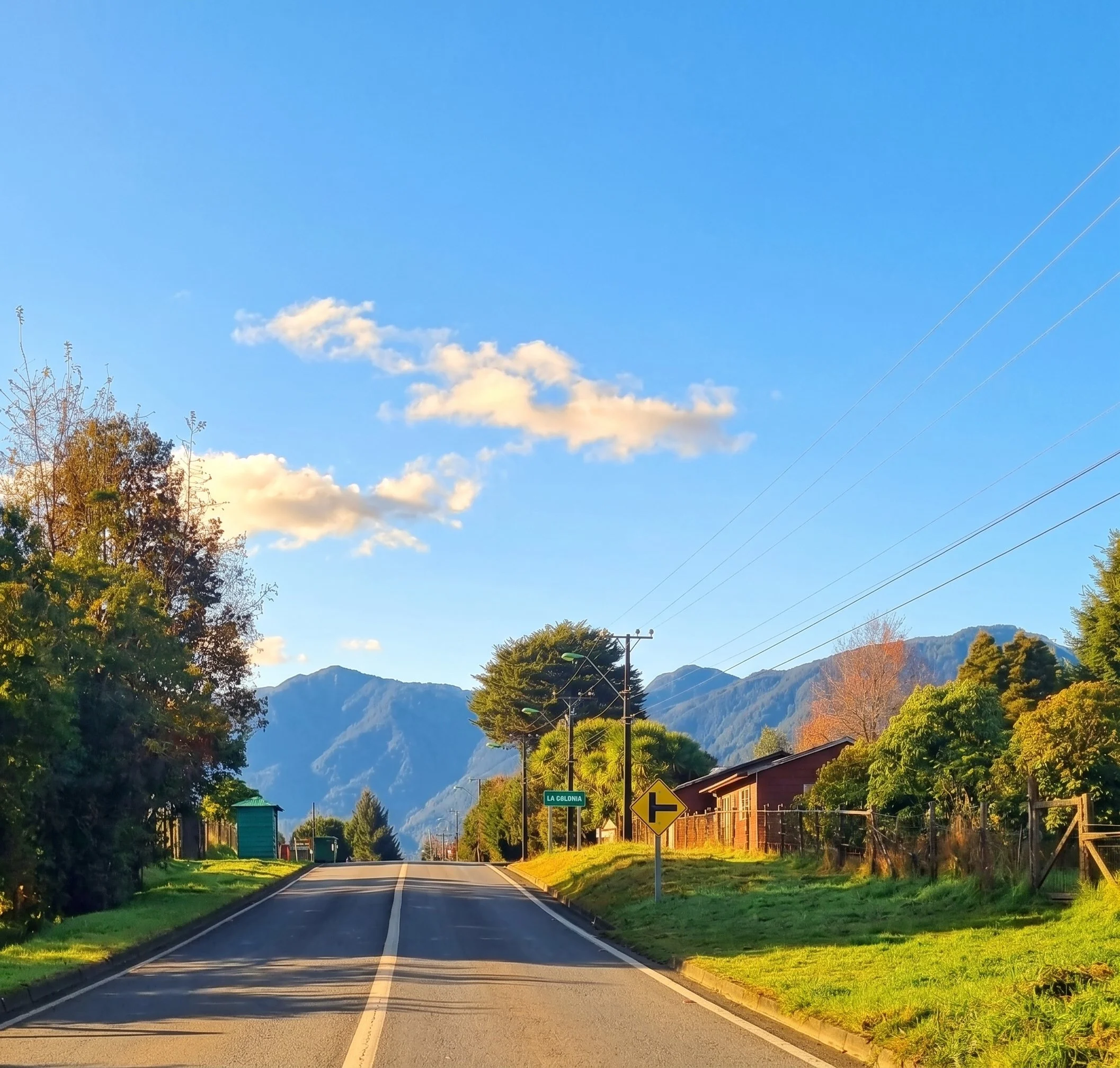 Descubre esta espectacular parcela de 5.631 m² ubicada en La Colonia (sector Correntoso, camino a la Carretera Austral). Un entorno privilegiado con bosque nativo, acceso al río, vistas a la cordillera y la tranquilidad que solo el sur de Chile te pu