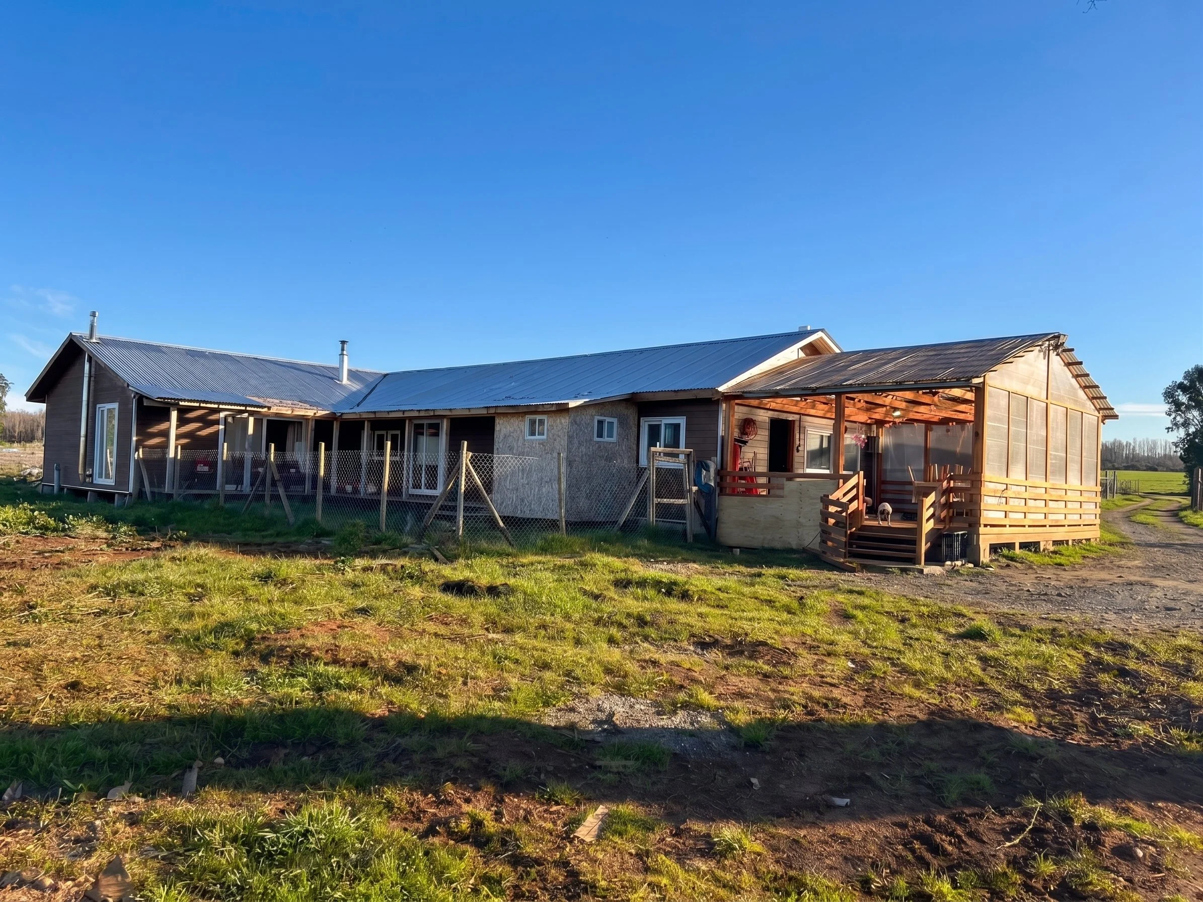 OPORTUNIDAD EN FRUTILLAR | Predio 3 Hectáreas + 400 m² Construidos.

Sector Concordia (Ruta V-306), Frutillar
• Terreno: 3 Ha (30.000 m²) planas, con frente a ruta (potencial de loteo en 6 parcelas de 5.000 m²).
• Casa (200 m²): 4D / 2B (hidromasaje)