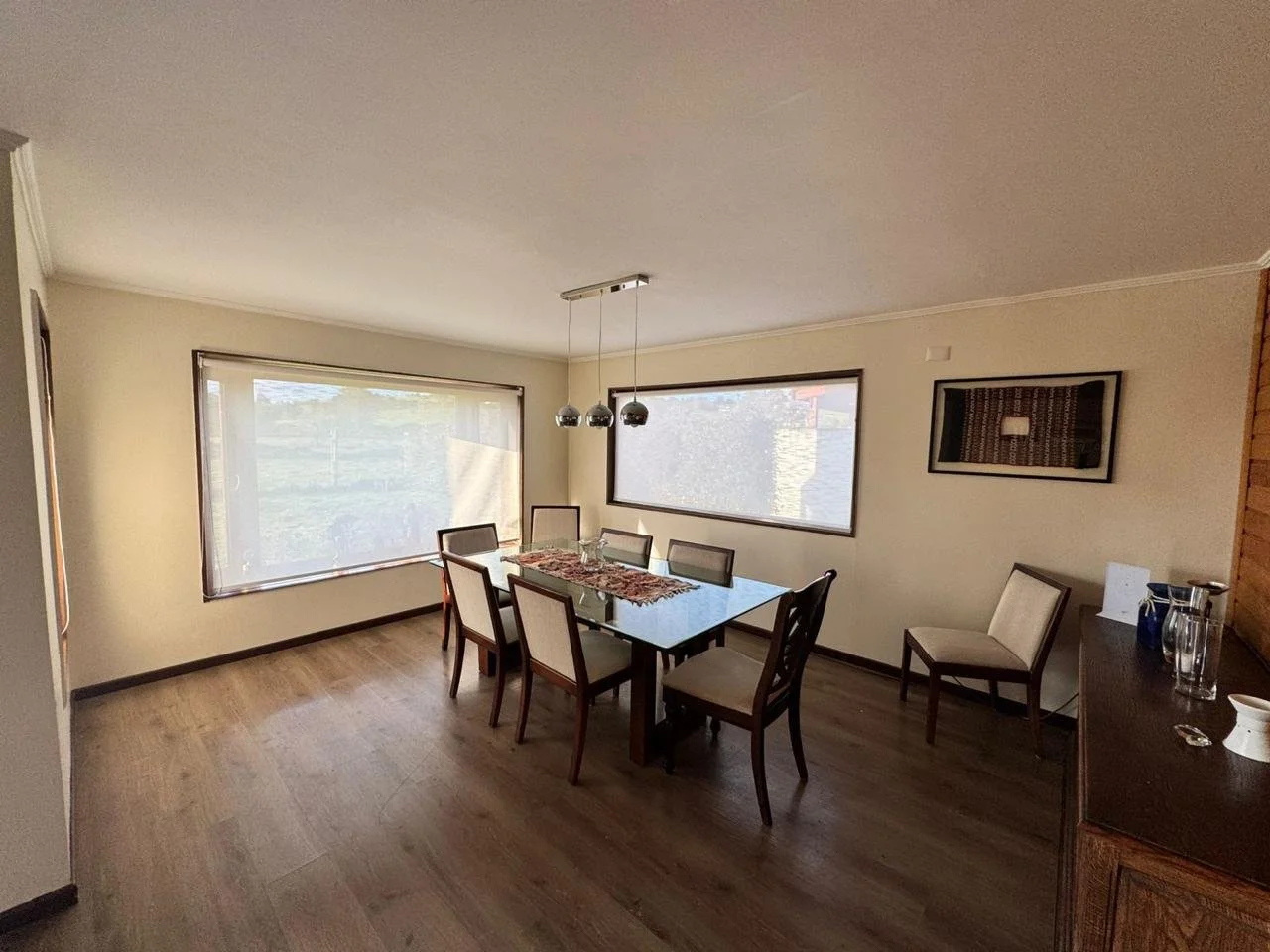 Destacada casa de excelente distribución e iluminación natural en uno de los sectores más residenciales y estratégicos de Puerto Varas. Cuenta con 4 dormitorios (2 en suite), calefacción por losa radiante, jardín consolidado y estacionamiento techado