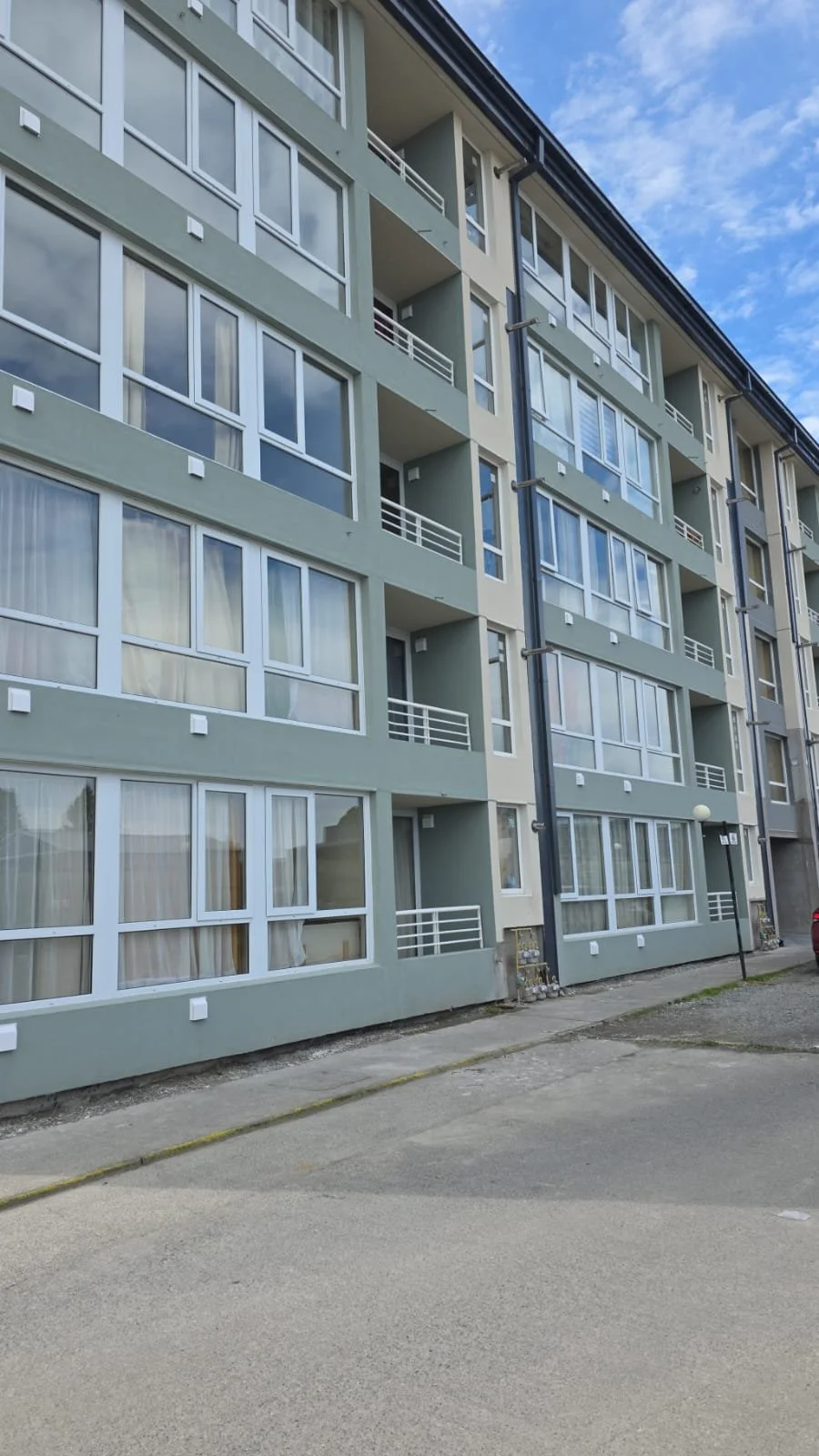 ARRIENDO DEPARTAMENTO AMOBLADO EN VALLE VOLCANES, PUERTO MONTT.
Ubicado en 1er. Piso. 
CARACTERÍSTICAS:
3 Dormitorios
1 baño
Cocina americana
living-comedor
1 estacionamiento
Acceso controlado
Televigilancia 24/7
VALOR: 500.000 (Incluye GG.CC)
📲+569