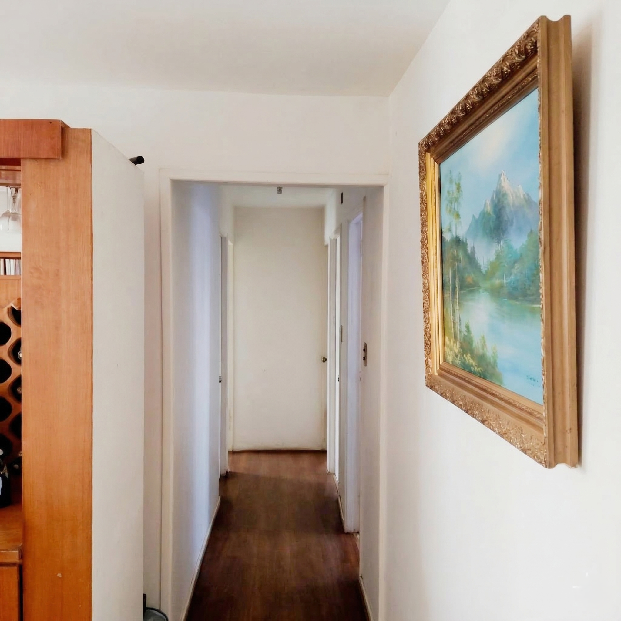 Pasillo que divide área de habitaciones y sala de estar.