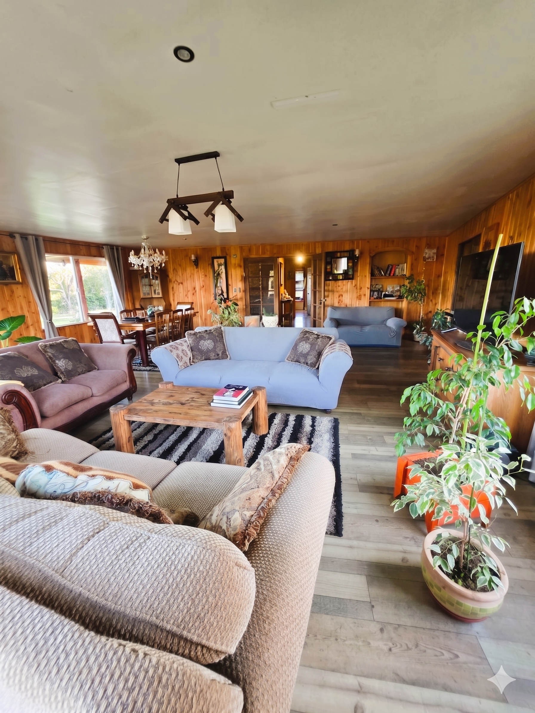 Casa Habitación: 160 m² (1 piso) con
terminaciones de alta materialidad.
Distribución: 3 Amplios Dormitorios y 2
Baños completos.
Cocina de Ensueño: Espaciosa cocina de 5x4
mts (20 m²), ideal para la vida en familia.
Espacio Extra: Incluye logia,
est