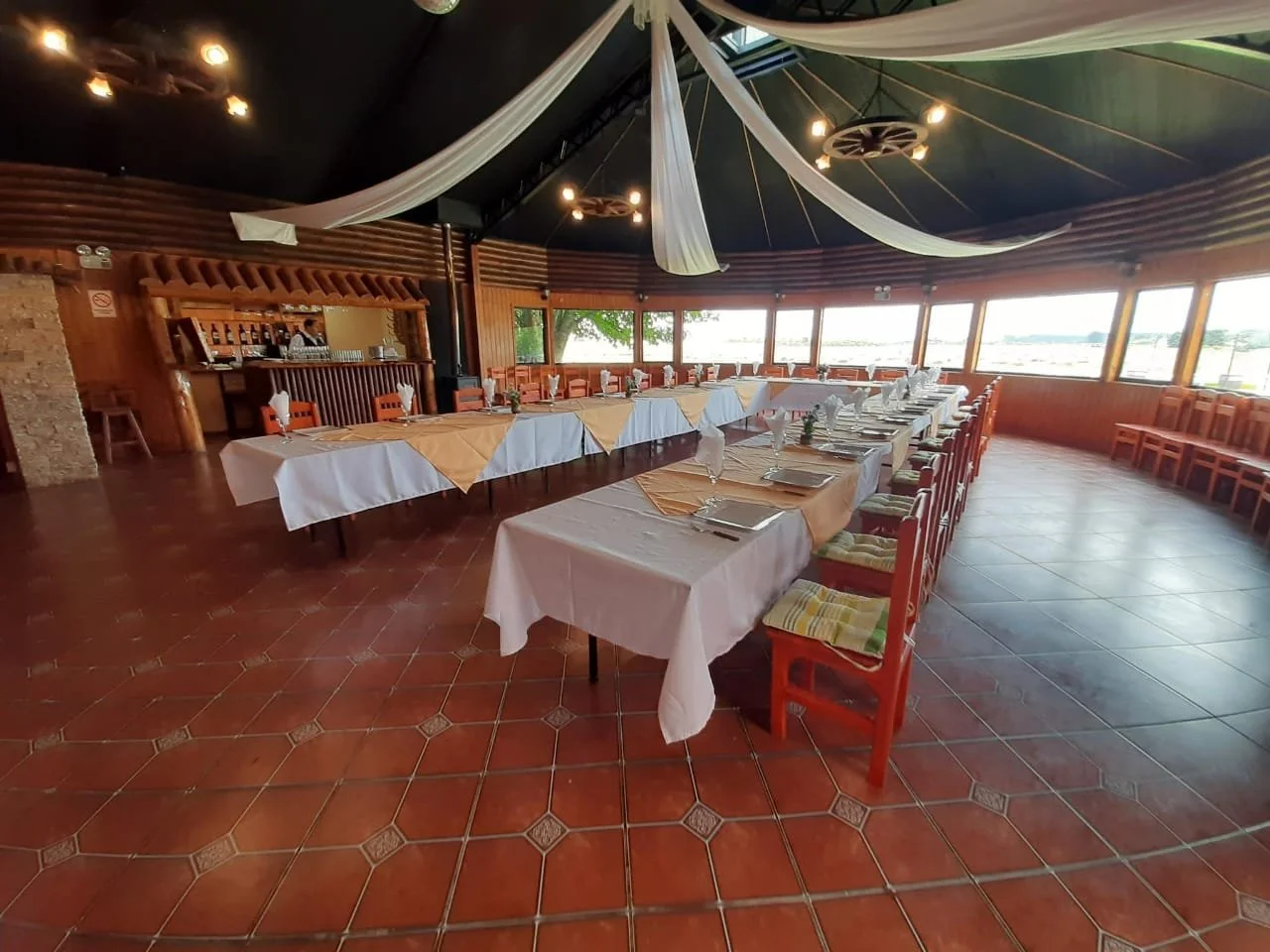 Se vende exclusiva propiedad comercial de 7.600 m² de terreno, ubicada en sector Chamiza, a escasos 3,6 km de Puerto Montt. El inmueble se emplaza en una parcelación consolidada de alta plusvalía y cuenta con operaciones comerciales activas en los ru