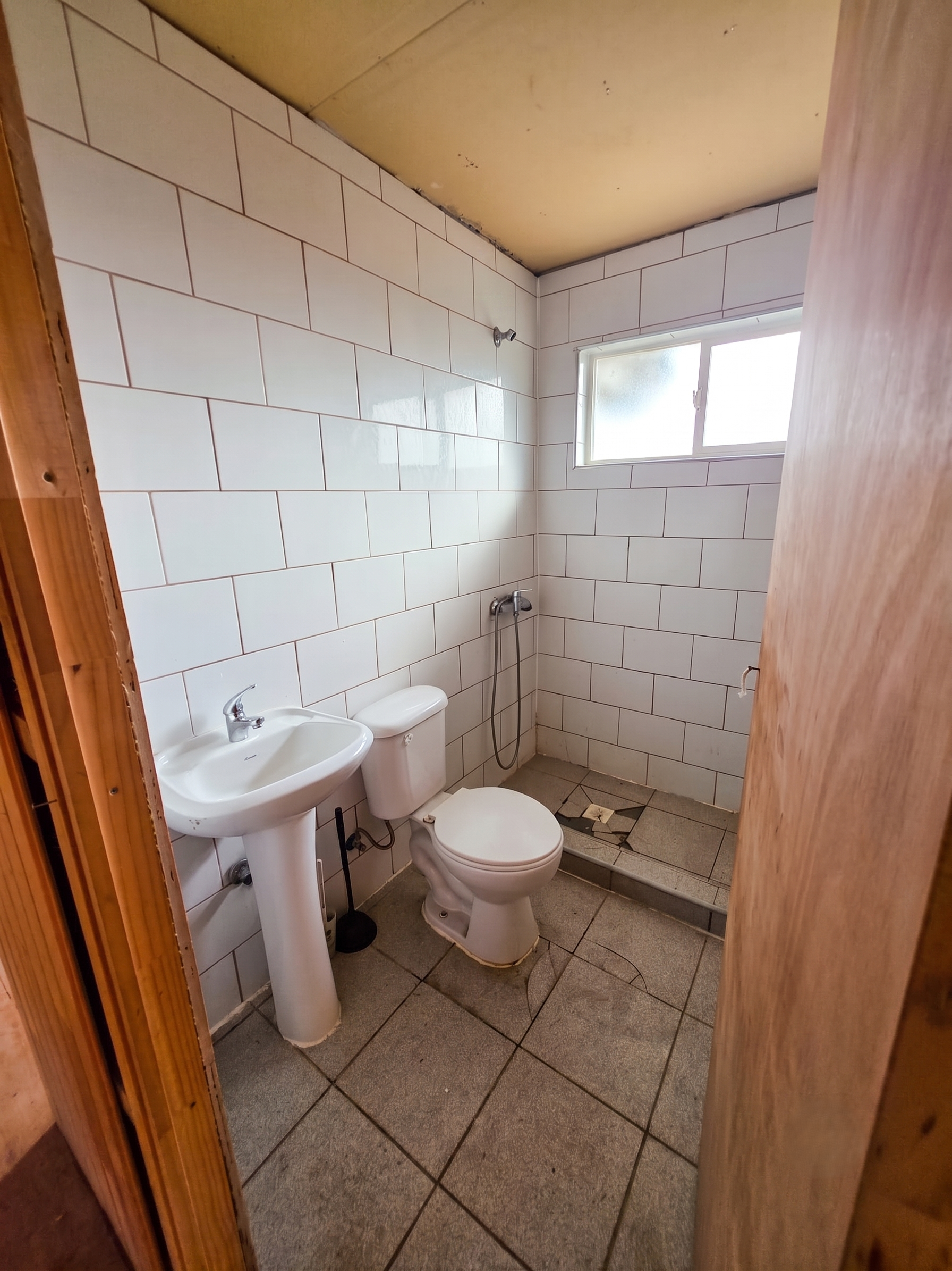 Descubre esta amplia propiedad con 1.050 m² de terreno y excelente conectividad en el sector de Senda Sur. Una alternativa versátil, habitable desde el primer día y con un tremendo potencial de plusvalía para remodelar a tu gusto o desarrollar el pro