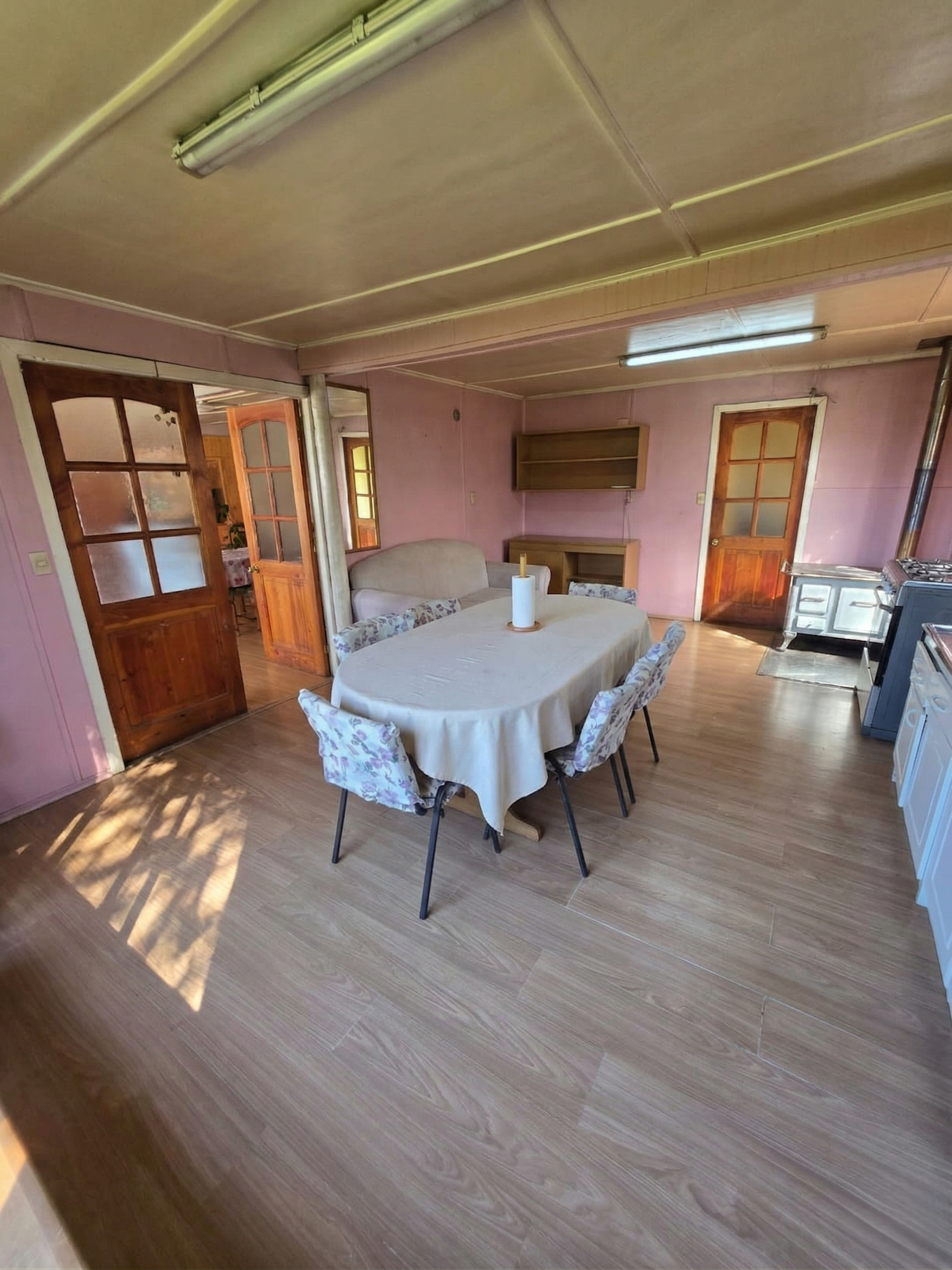 Amplia cocina con estufa a leña. 