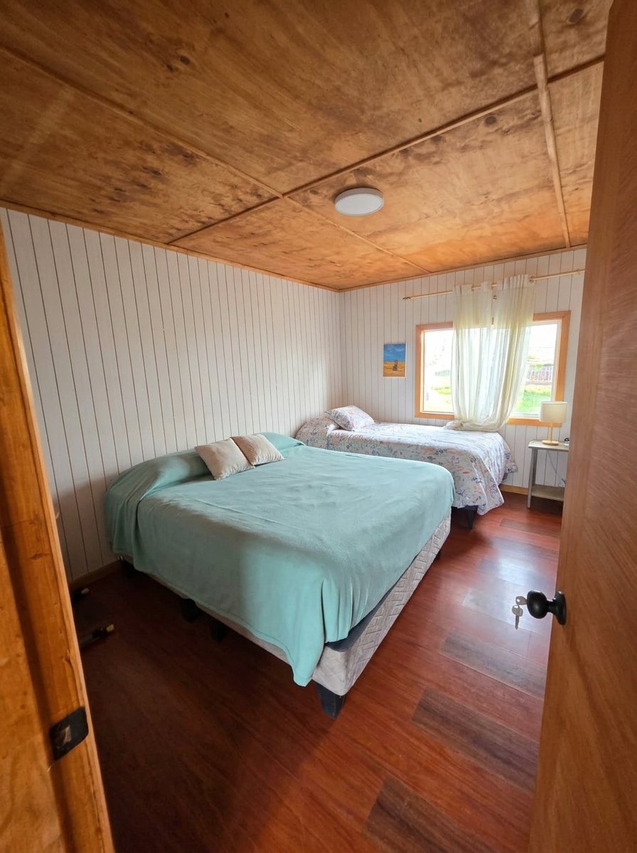 OPORTUNIDAD EN FRUTILLAR | Predio 3 Hectáreas + 400 m² Construidos.

Sector Concordia (Ruta V-306), Frutillar
• Terreno: 3 Ha (30.000 m²) planas, con frente a ruta (potencial de loteo en 6 parcelas de 5.000 m²).
• Casa (200 m²): 4D / 2B (hidromasaje)