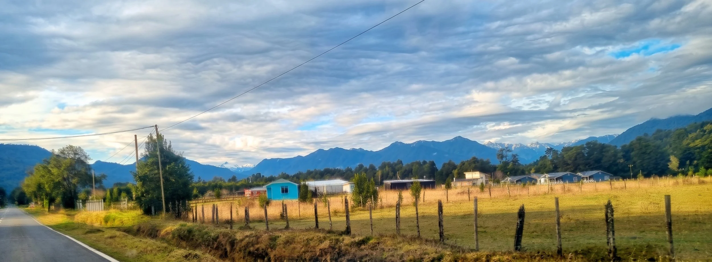 Descubre esta espectacular parcela de 5.631 m² ubicada en La Colonia (sector Correntoso, camino a la Carretera Austral). Un entorno privilegiado con bosque nativo, acceso al río, vistas a la cordillera y la tranquilidad que solo el sur de Chile te pu