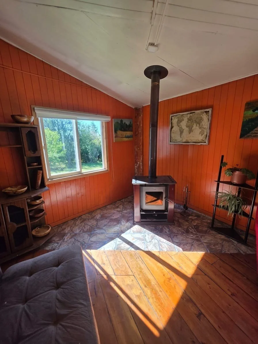 Amplia sala de estar con calefacción de combustión lenta. 