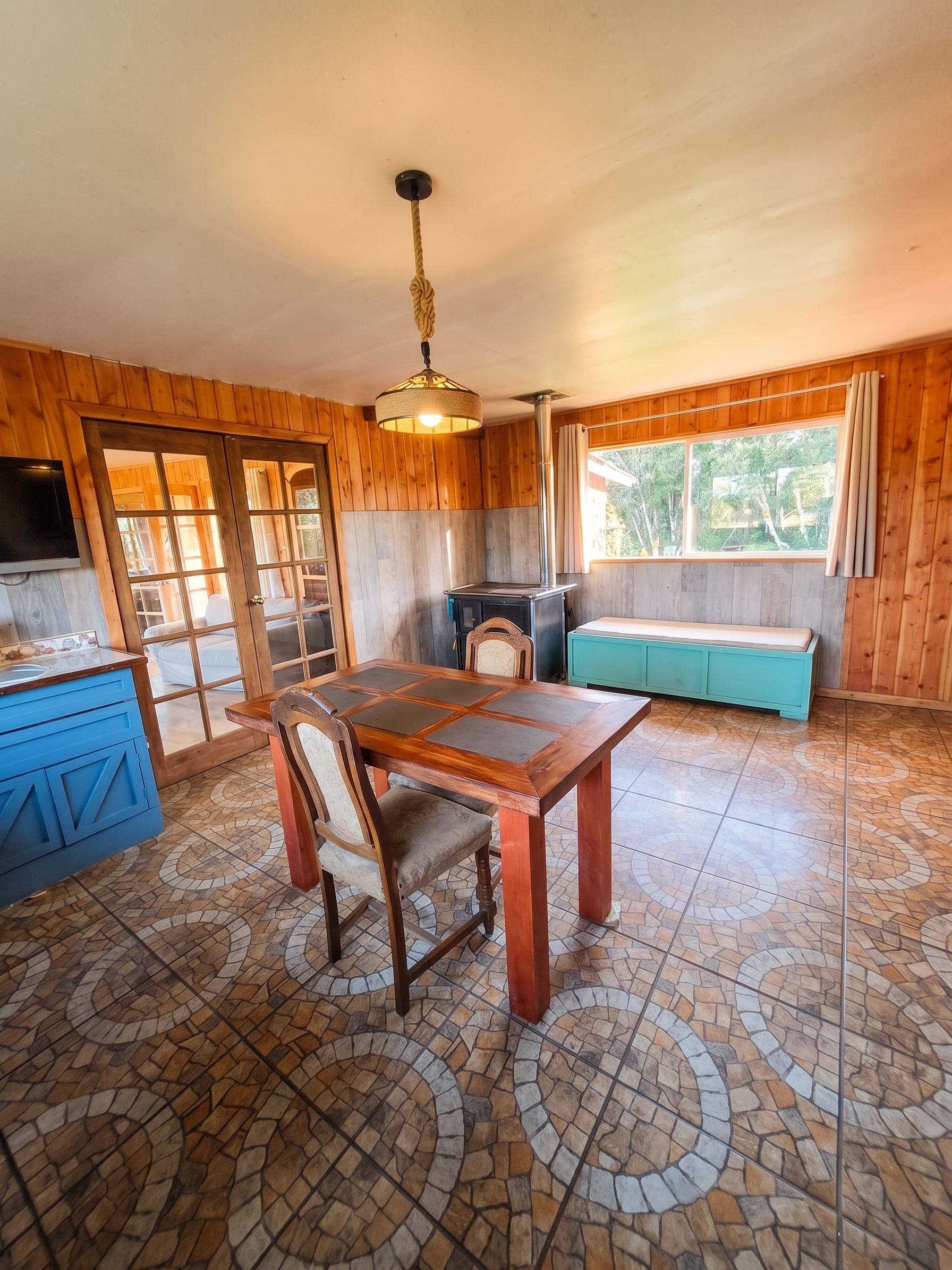 Casa Habitación: 160 m² (1 piso) con
terminaciones de alta materialidad.
Distribución: 3 Amplios Dormitorios y 2
Baños completos.
Cocina de Ensueño: Espaciosa cocina de 5x4
mts (20 m²), ideal para la vida en familia.
Espacio Extra: Incluye logia,
est