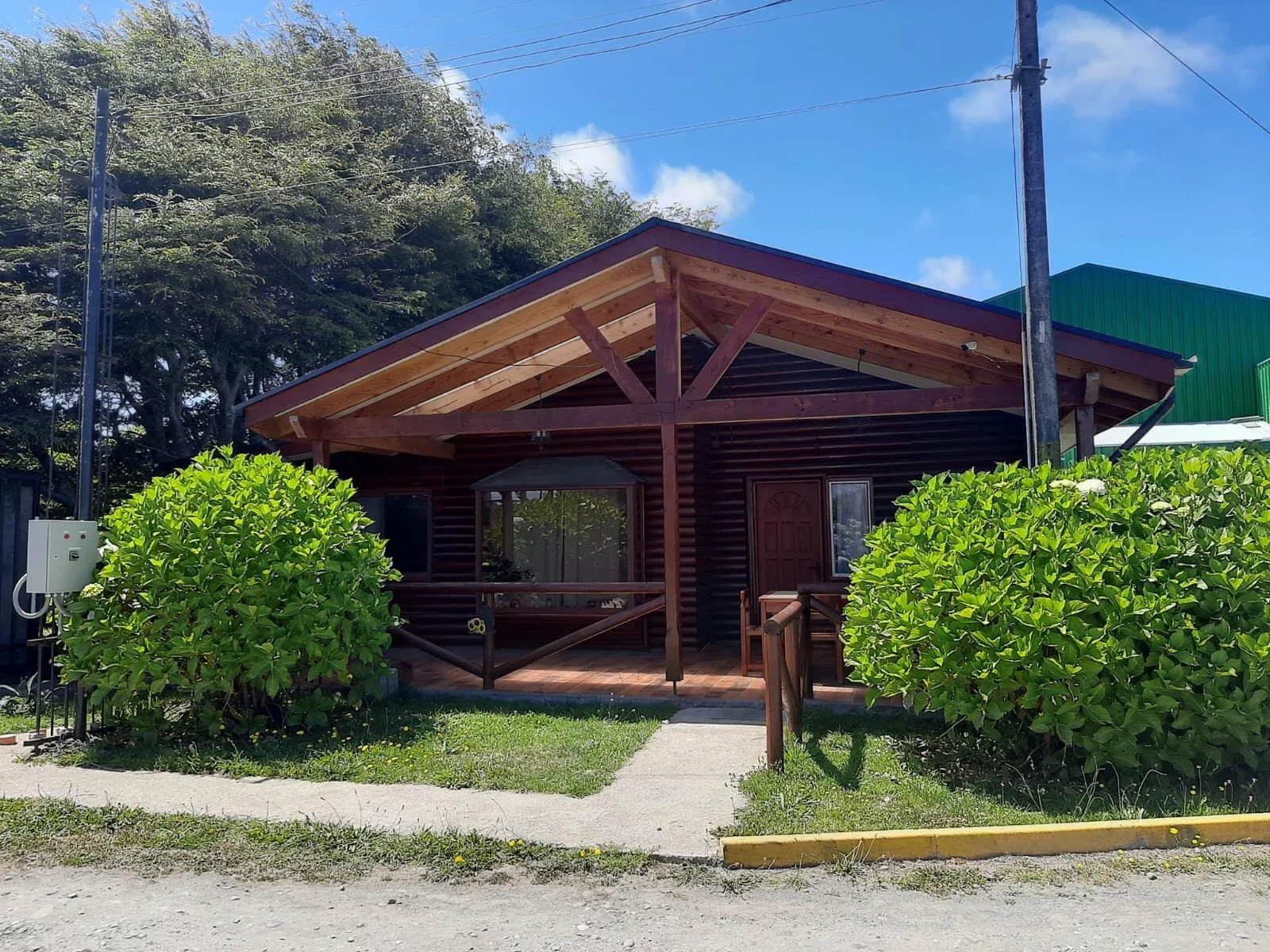 Se vende exclusiva propiedad comercial de 7.600 m² de terreno, ubicada en sector Chamiza, a escasos 3,6 km de Puerto Montt. El inmueble se emplaza en una parcelación consolidada de alta plusvalía y cuenta con operaciones comerciales activas en los ru