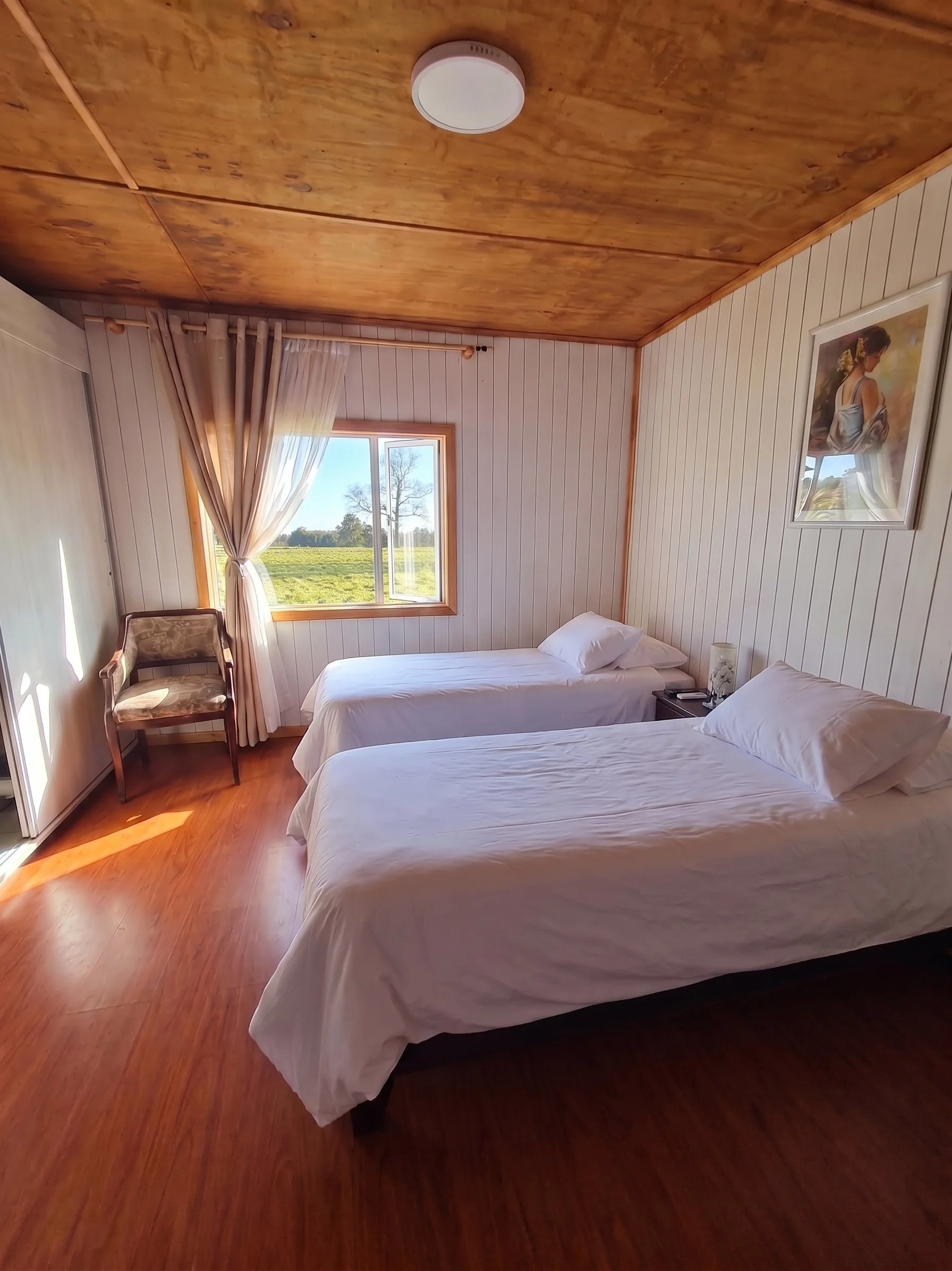 OPORTUNIDAD EN FRUTILLAR | Predio 3 Hectáreas + 400 m² Construidos

Sector Concordia (Ruta V-306), Frutillar
• Terreno: 3 Ha (30.000 m²) planas, con frente a ruta (potencial de loteo en 6 parcelas de 5.000 m²).
• Casa (200 m²): 4D / 2B (hidromasaje) 