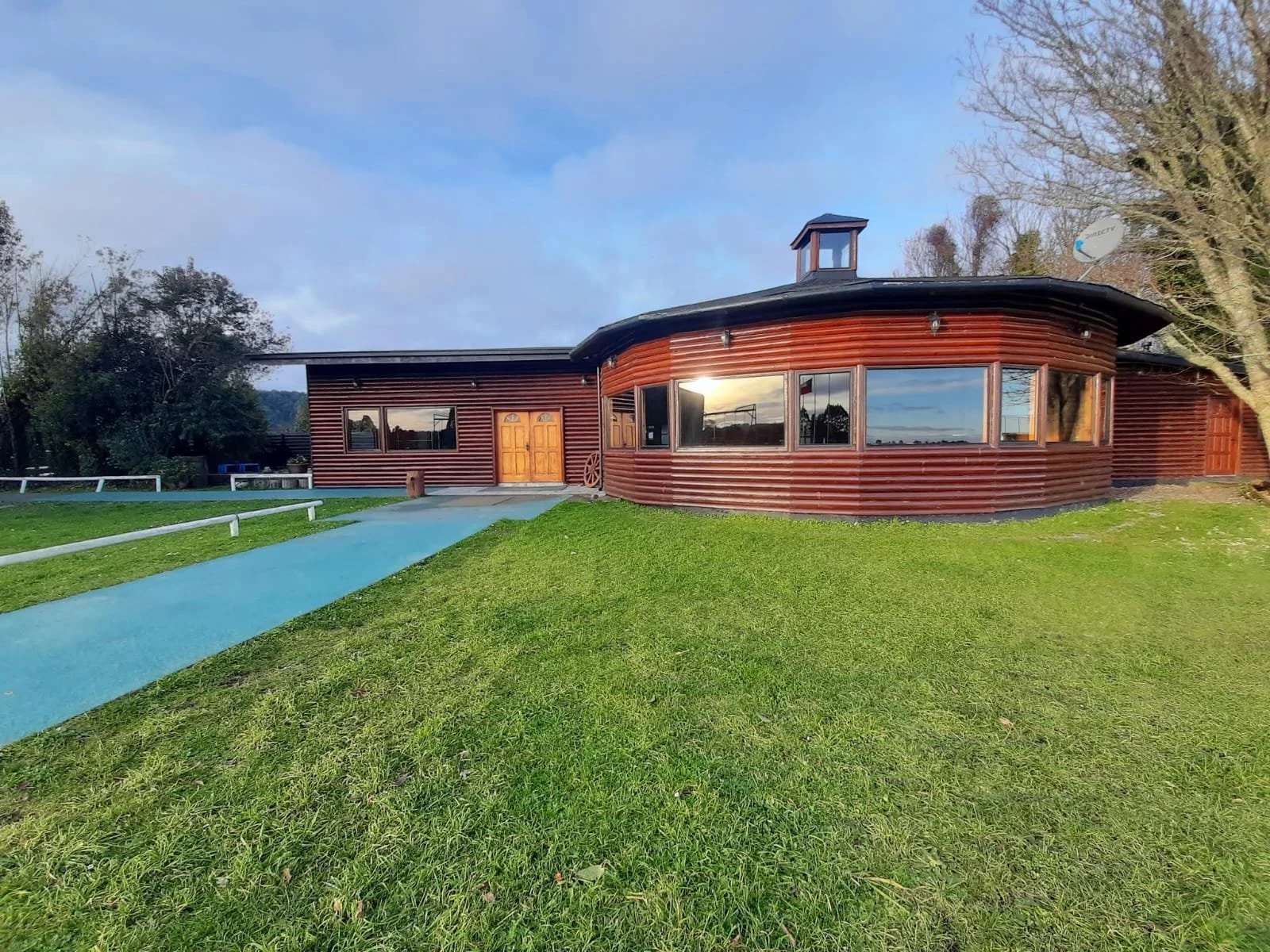 Se vende exclusiva propiedad comercial de 7.600 m² de terreno, ubicada en sector Chamiza, a escasos 3,6 km de Puerto Montt. El inmueble se emplaza en una parcelación consolidada de alta plusvalía y cuenta con operaciones comerciales activas en los ru