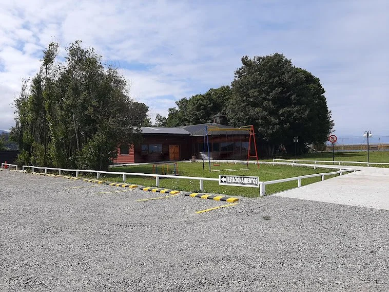 Se vende exclusiva propiedad comercial de 7.600 m² de terreno, ubicada en sector Chamiza, a escasos 3,6 km de Puerto Montt. El inmueble se emplaza en una parcelación consolidada de alta plusvalía y cuenta con operaciones comerciales activas en los ru