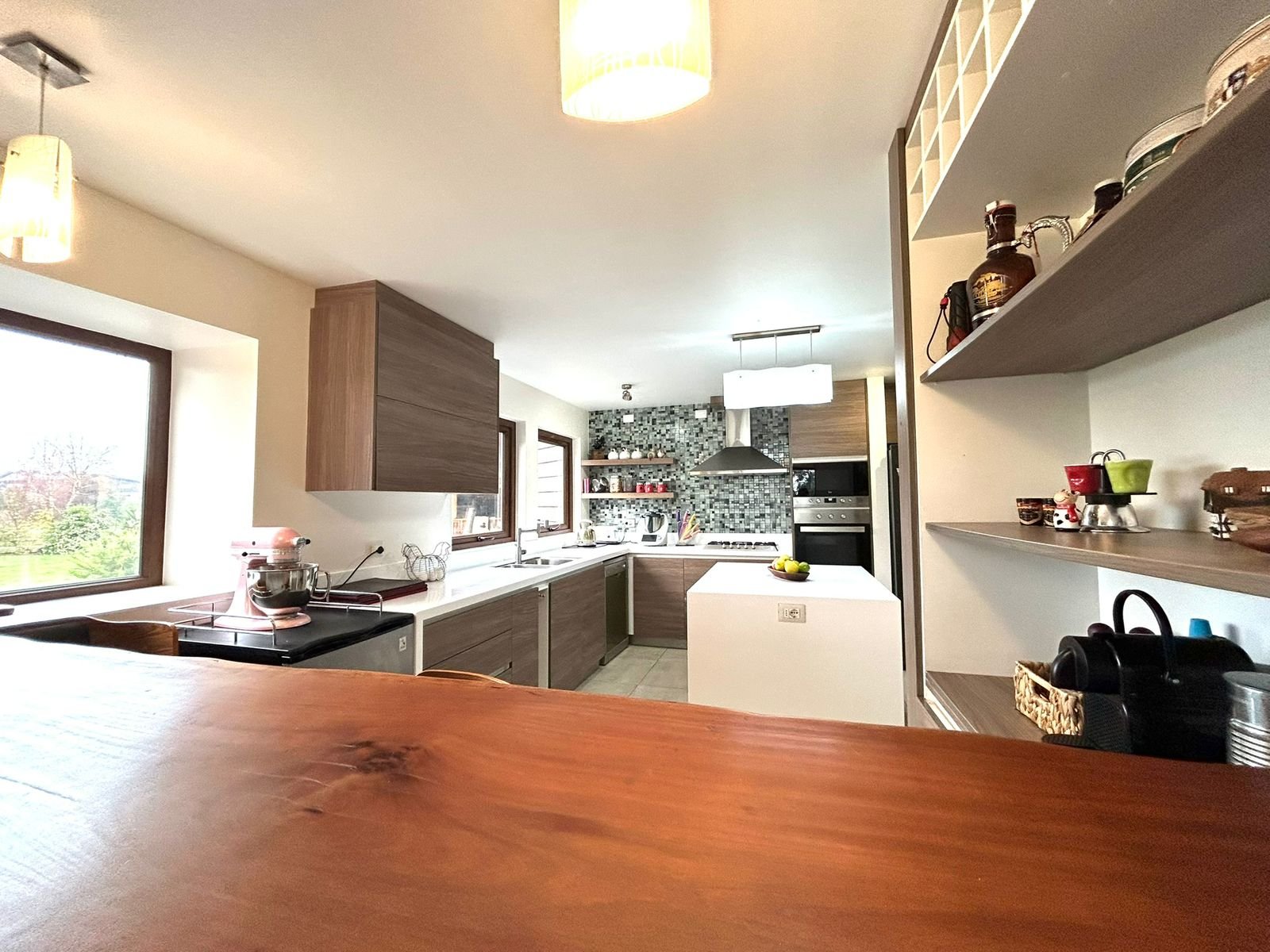 Casa de 380 m² en parcela de 5.000 m² con vista a los volcanes, dentro de condominio consolidado cercano al Colegio Alemán.