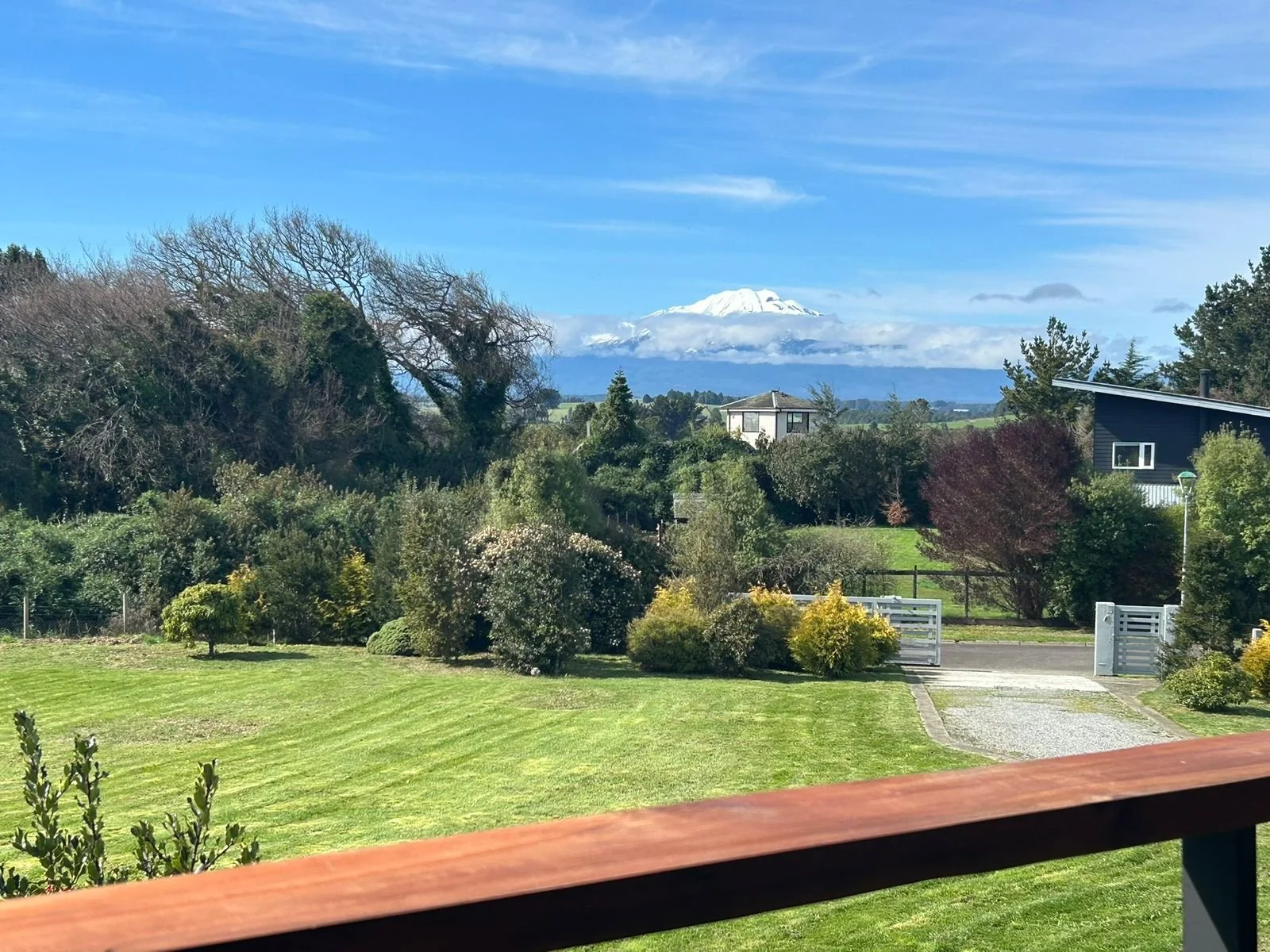 Casa de 380 m² en parcela de 5.000 m² con vista a los volcanes, dentro de condominio consolidado cercano al Colegio Alemán.