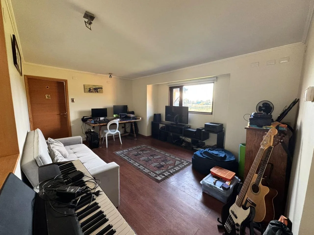 Destacada casa de excelente distribución e iluminación natural en uno de los sectores más residenciales y estratégicos de Puerto Varas. Cuenta con 4 dormitorios (2 en suite), calefacción por losa radiante, jardín consolidado y estacionamiento techado