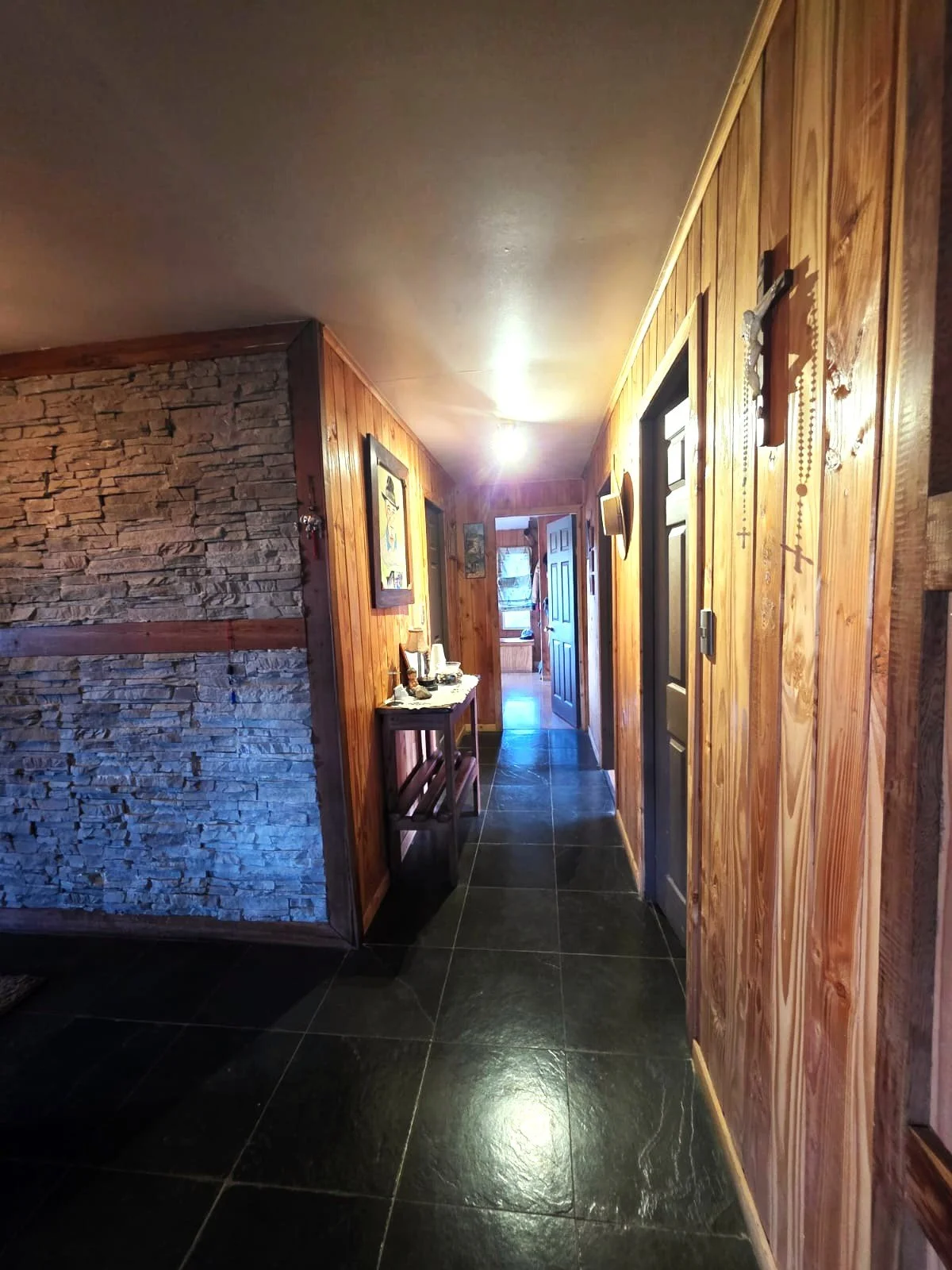 Casa Habitación: 160 m² (1 piso) con
terminaciones de alta materialidad.
Distribución: 3 Amplios Dormitorios y 2
Baños completos.
Cocina de Ensueño: Espaciosa cocina de 5x4
mts (20 m²), ideal para la vida en familia.
Espacio Extra: Incluye logia,
est