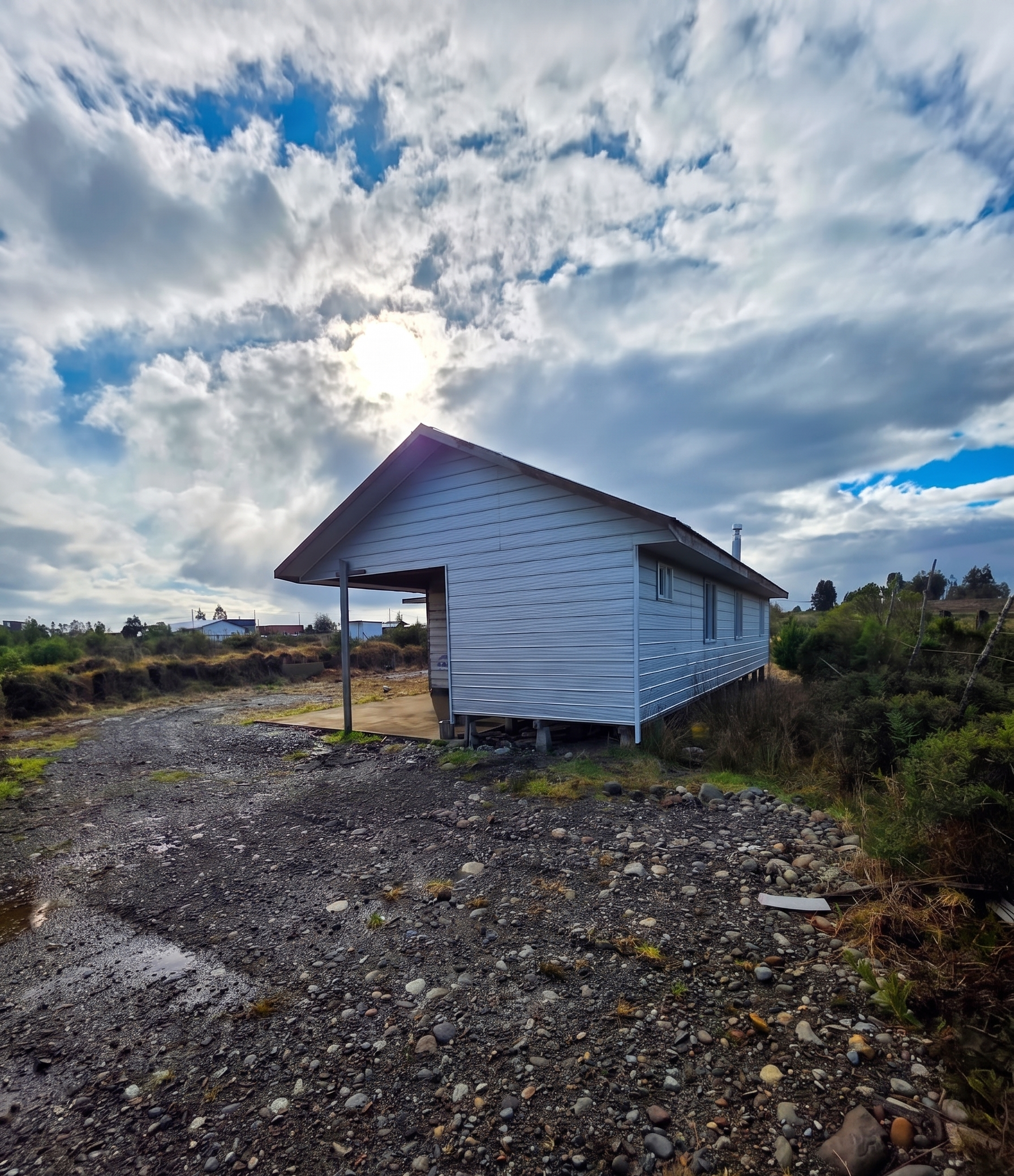 Descubre esta amplia propiedad con 1.050 m² de terreno y excelente conectividad en el sector de Senda Sur. Una alternativa versátil, habitable desde el primer día y con un tremendo potencial de plusvalía para remodelar a tu gusto o desarrollar el pro