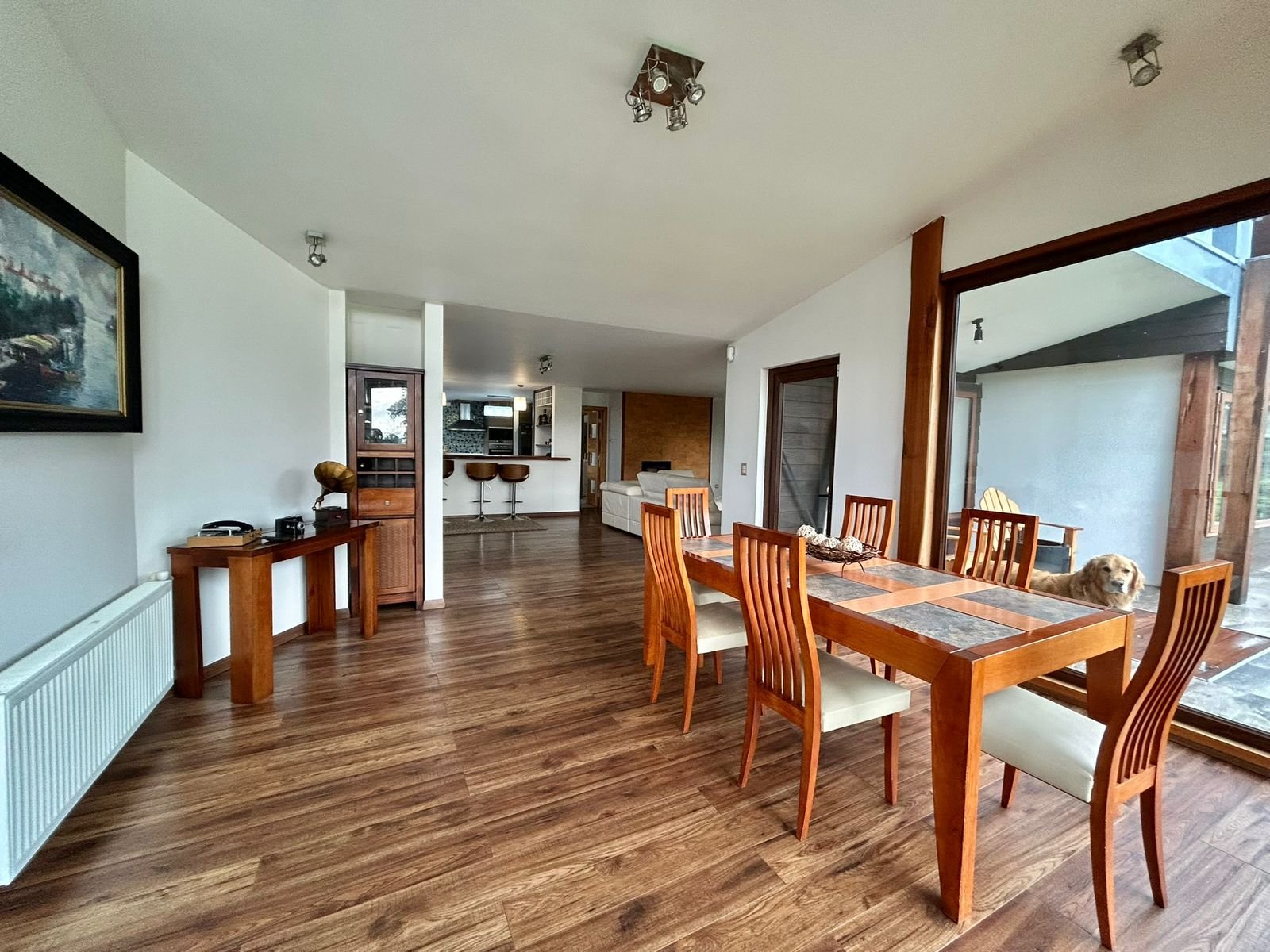 Casa de 380 m² en parcela de 5.000 m² con vista a los volcanes, dentro de condominio consolidado cercano al Colegio Alemán.